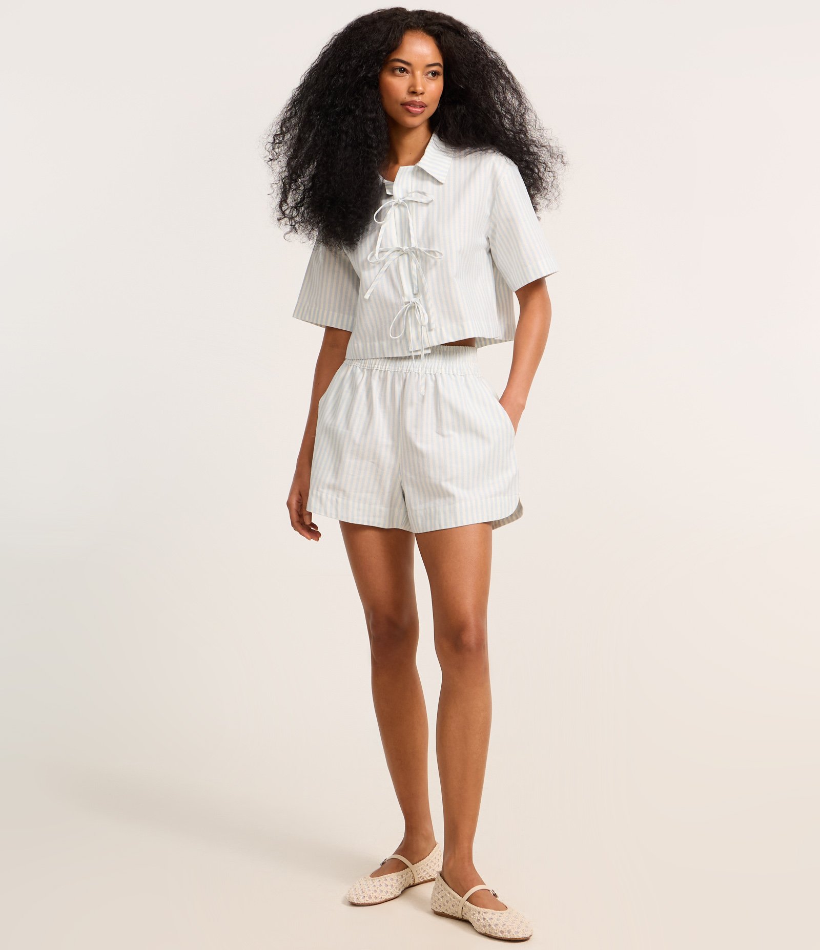 Camisa em Sarja Listradinha com Amarração de Lacinhos Azul/Branco 2