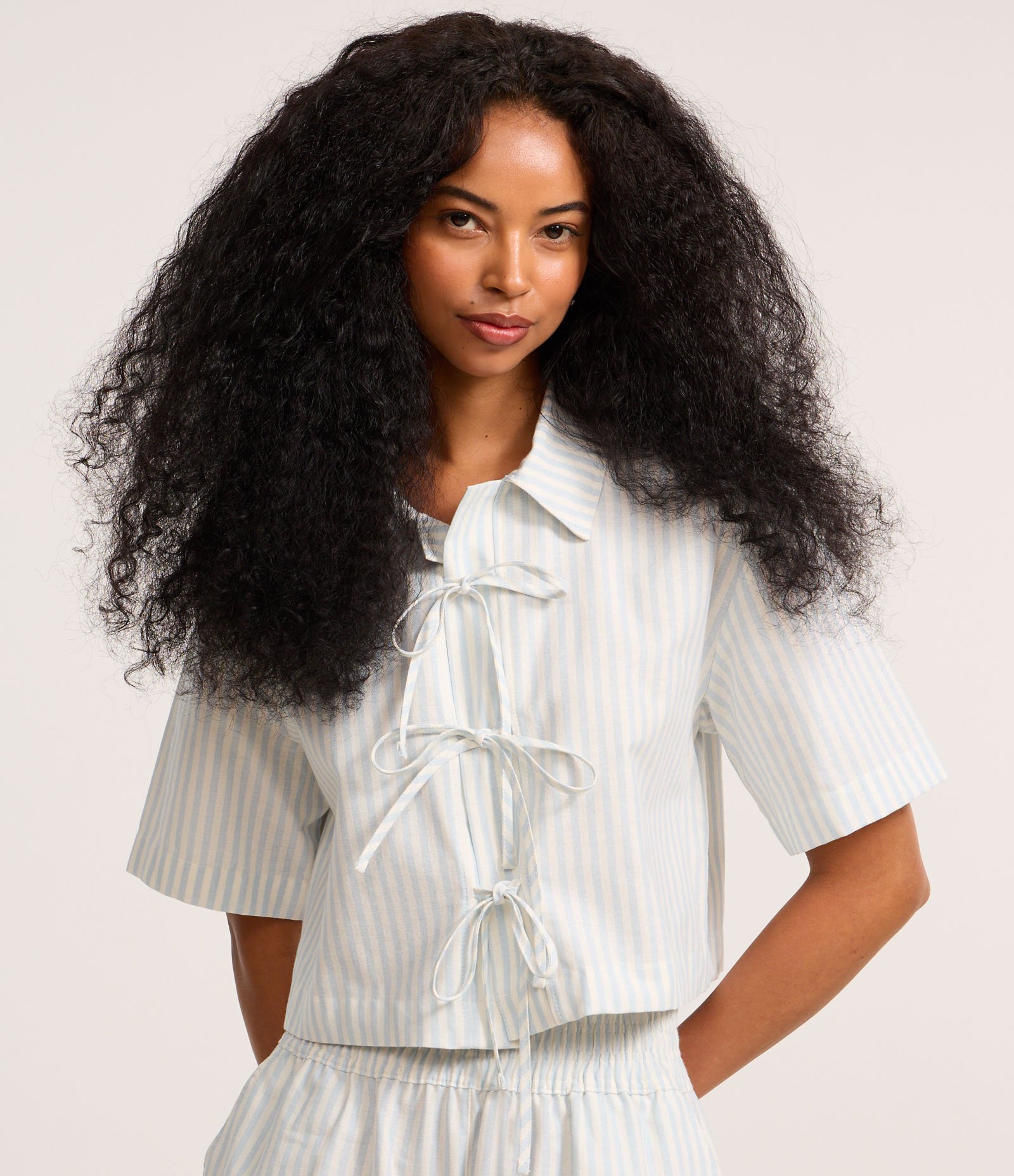 Camisa em Sarja Listradinha com Amarração de Lacinhos Azul/Branco 3