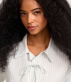 Camisa em Sarja Listradinha com Amarração de Lacinhos