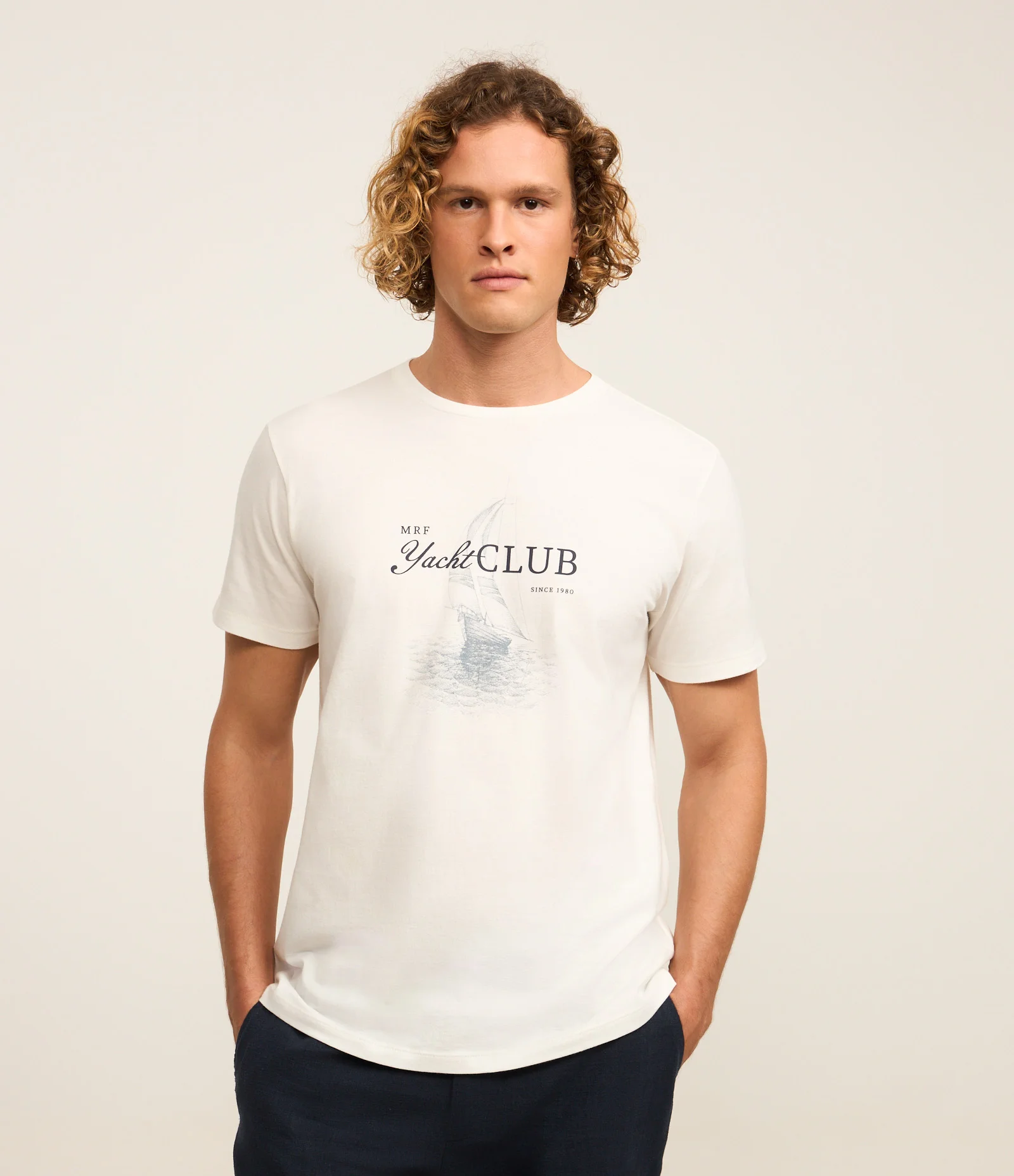 Camiseta Comfort em Algodão Estampa Lettering Yacht Club Bege 1