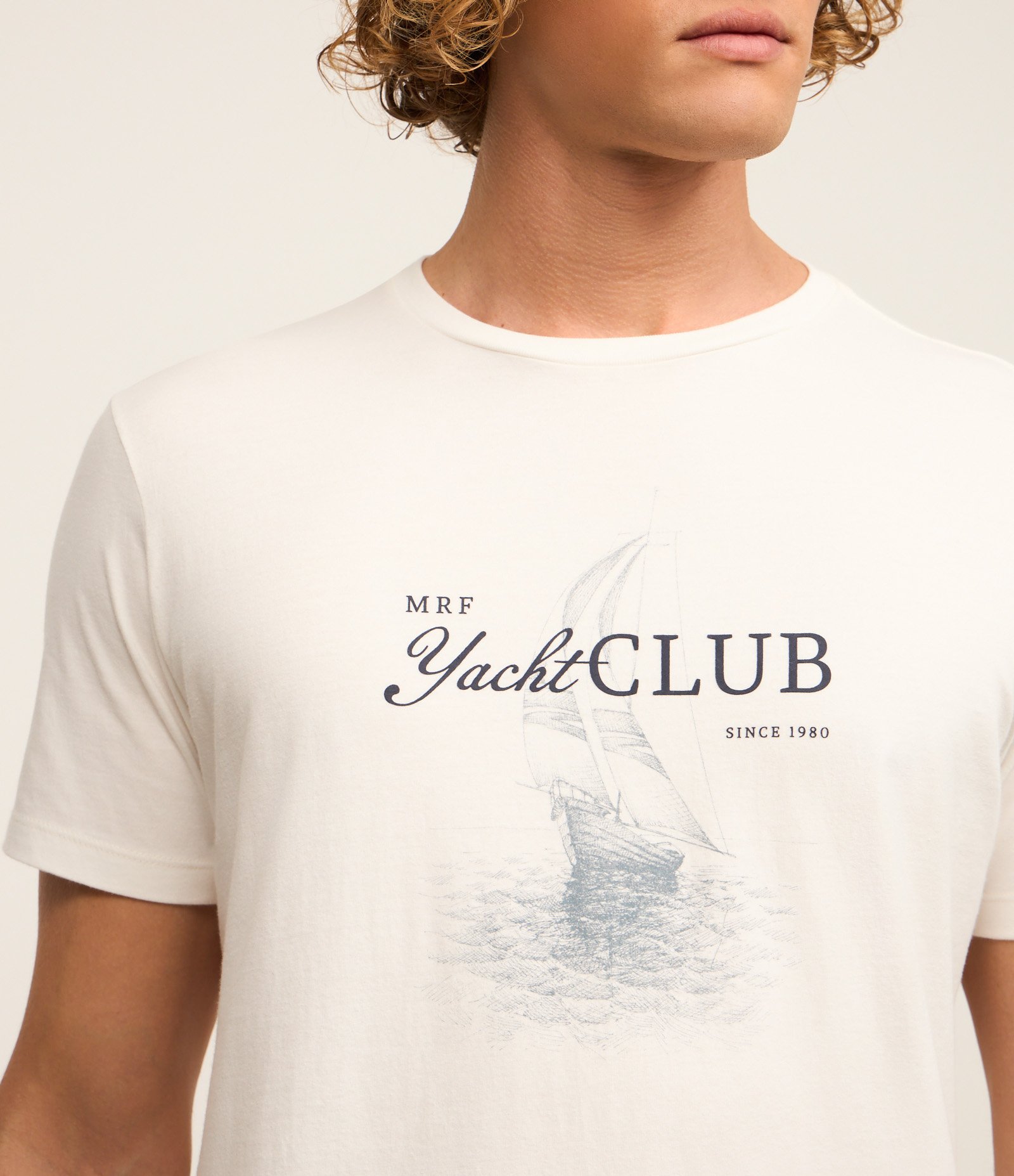 Camiseta Comfort em Algodão Estampa Lettering Yacht Club Bege 3