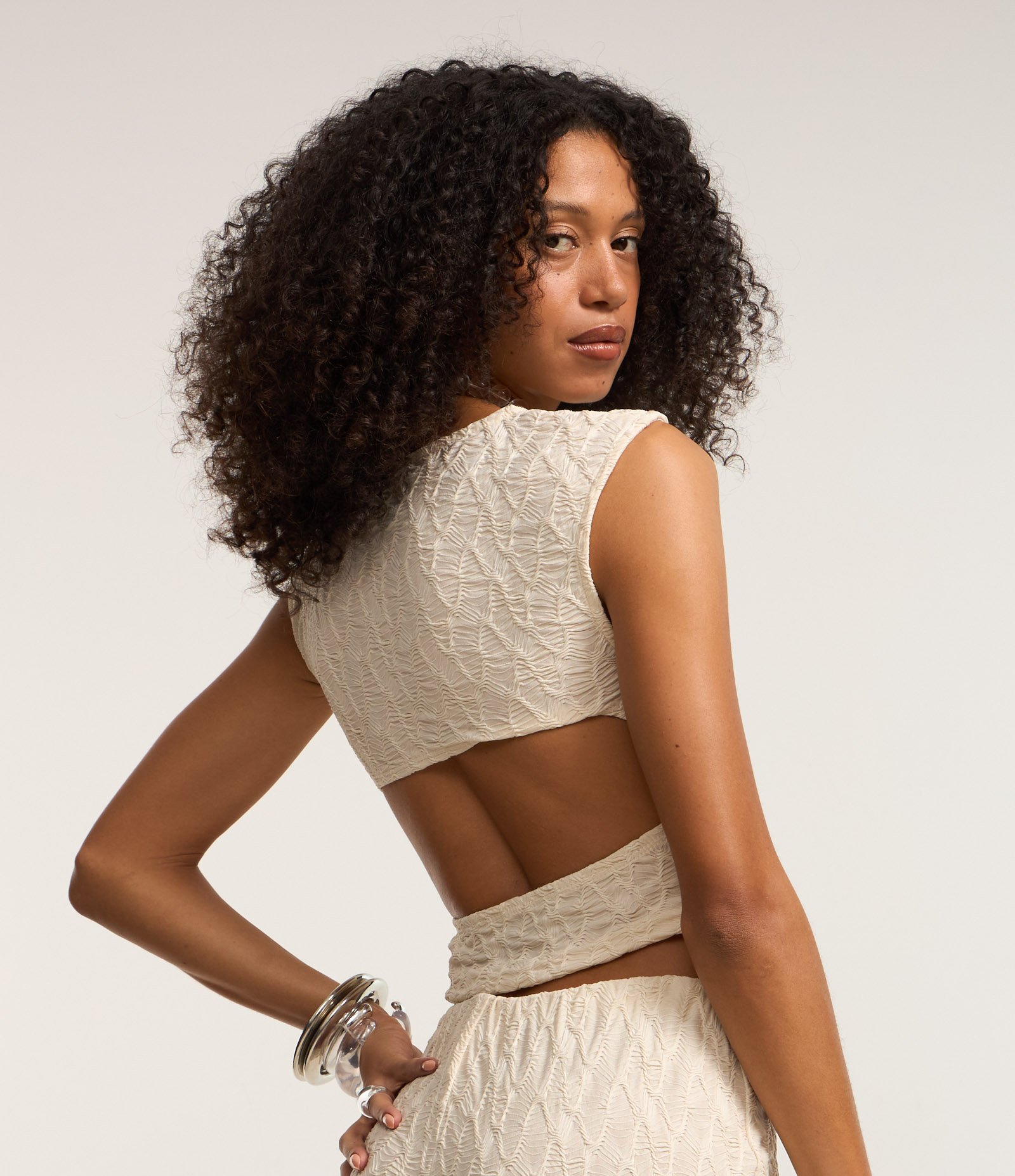 Blusa em Tricô Texturizada com Recorte Vazado nas Costas Bege 1