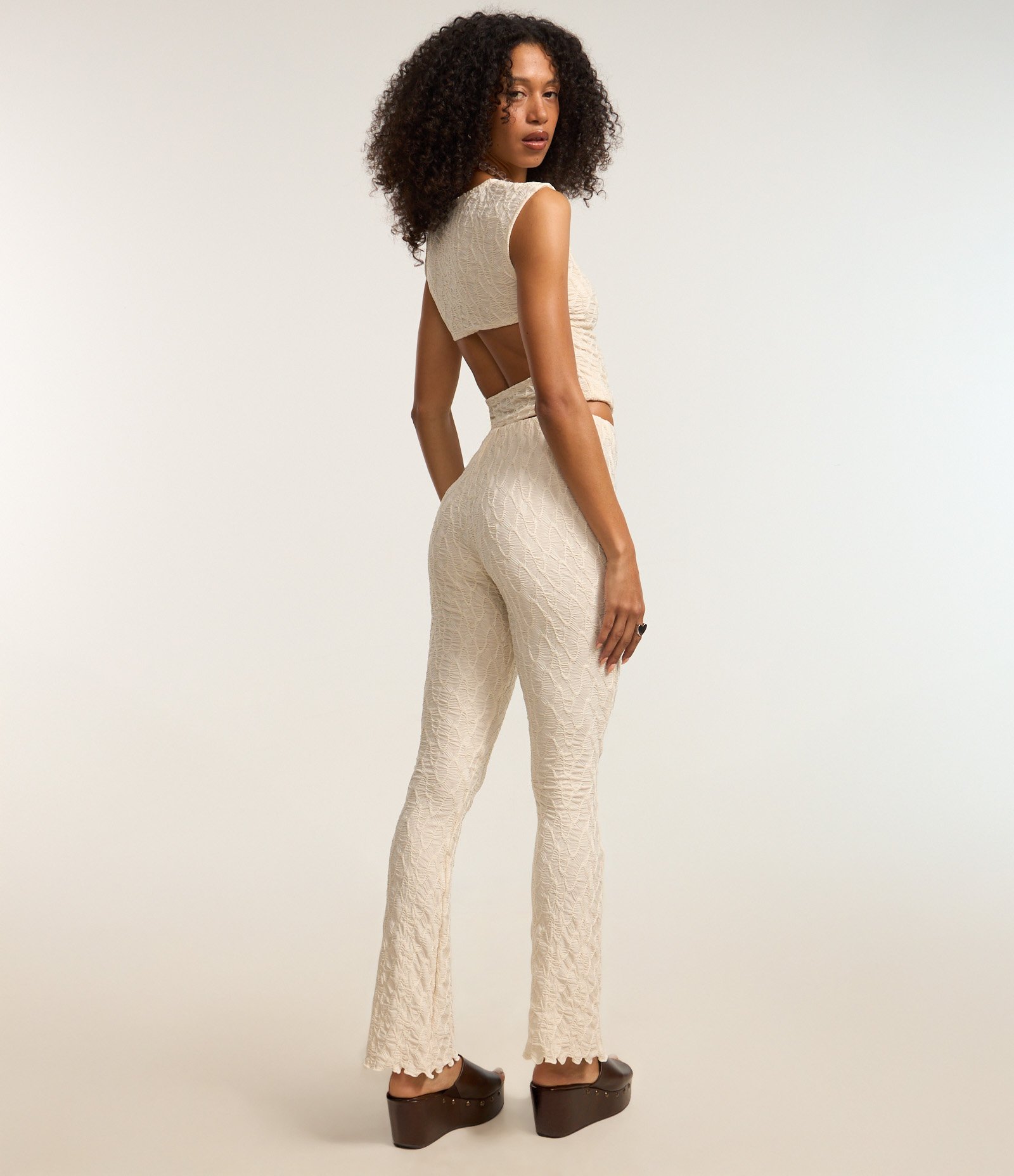 Blusa em Tricô Texturizada com Recorte Vazado nas Costas Bege 2