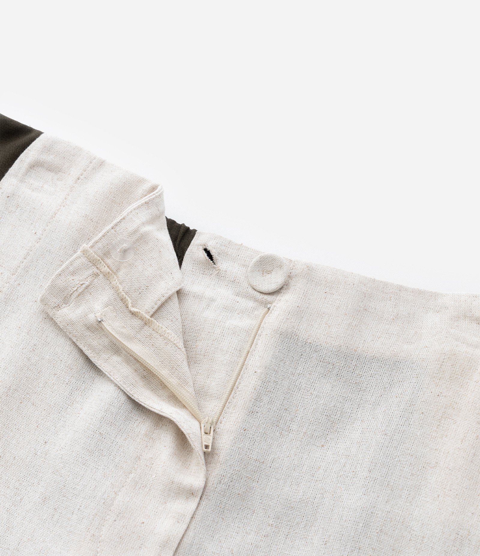 Bermuda em Tela Bicolor com Botão Forrado Curve & Plus Size Verde/Off White 8