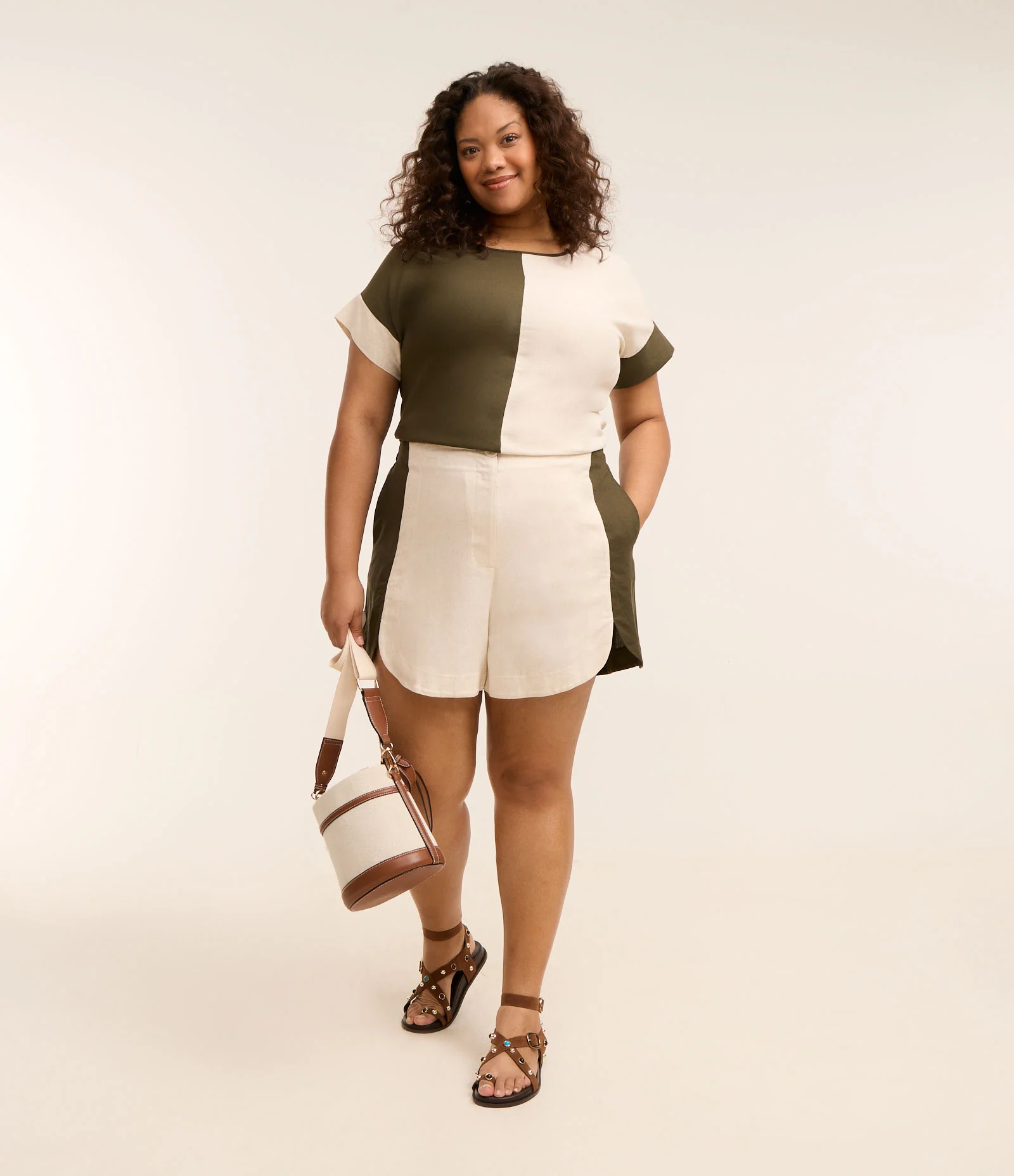 Bermuda em Tela Bicolor com Botão Forrado Curve & Plus Size Verde/Off White 1