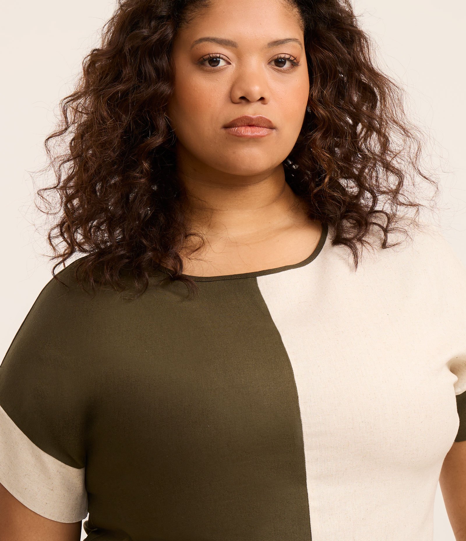 Blusa em Tela Bicolor Curve & Plus Size Verde/Off White 3