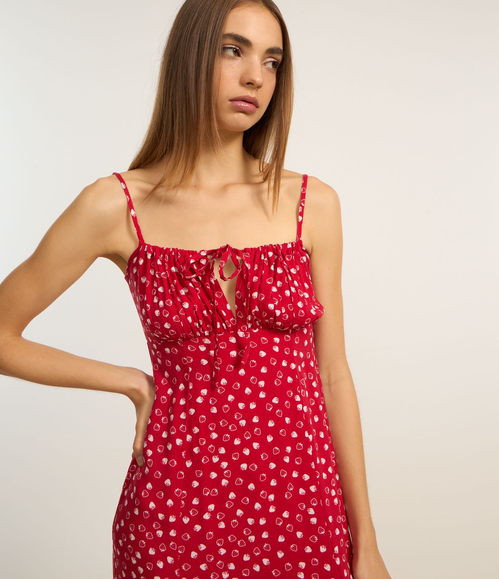 Vestido Godê New Midi em Viscose Estampa de Moranguinhos Vermelho 3