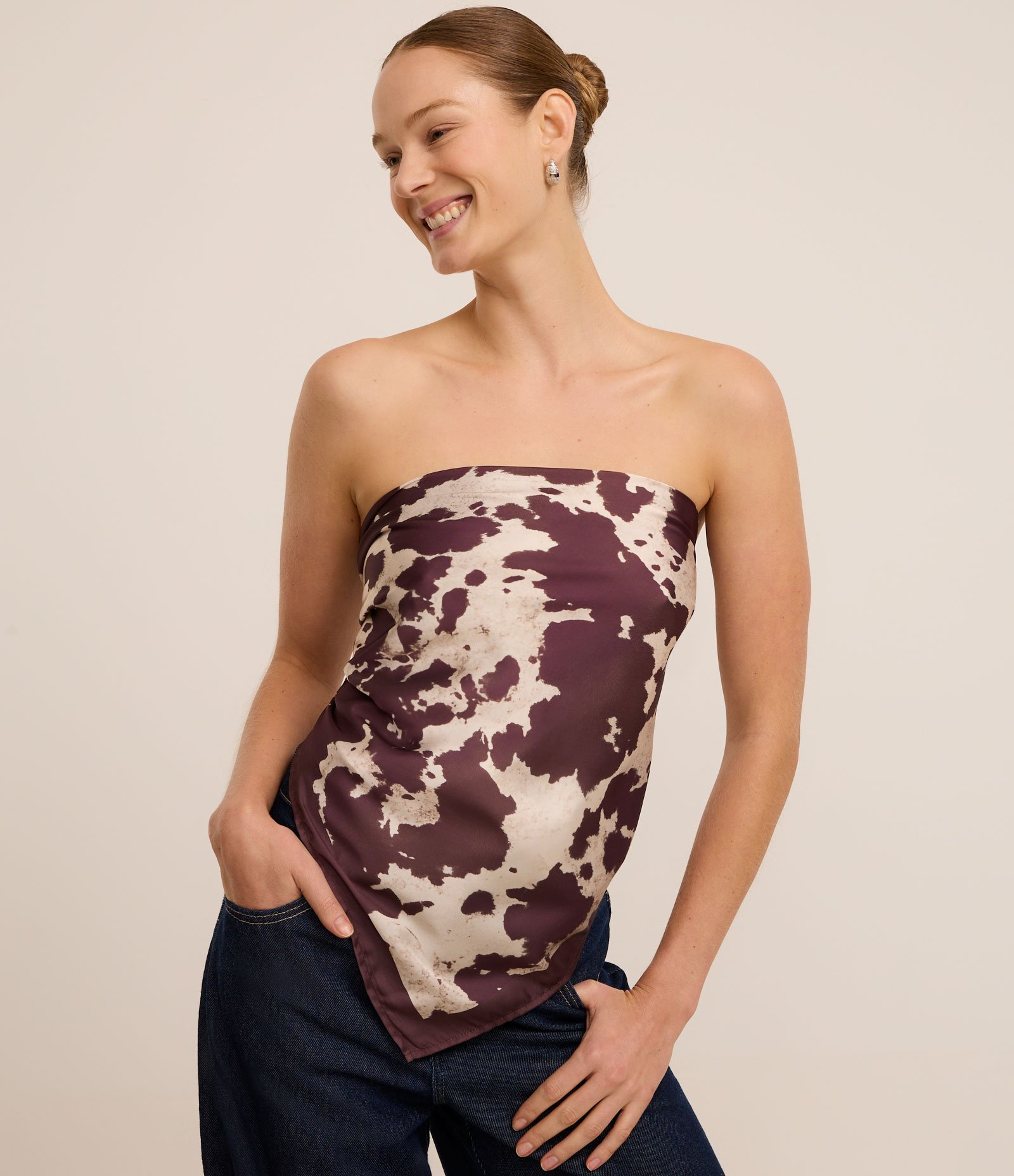 Lenço Retangular em Cetim com Estampa Animal Print Vaca Marrom 4