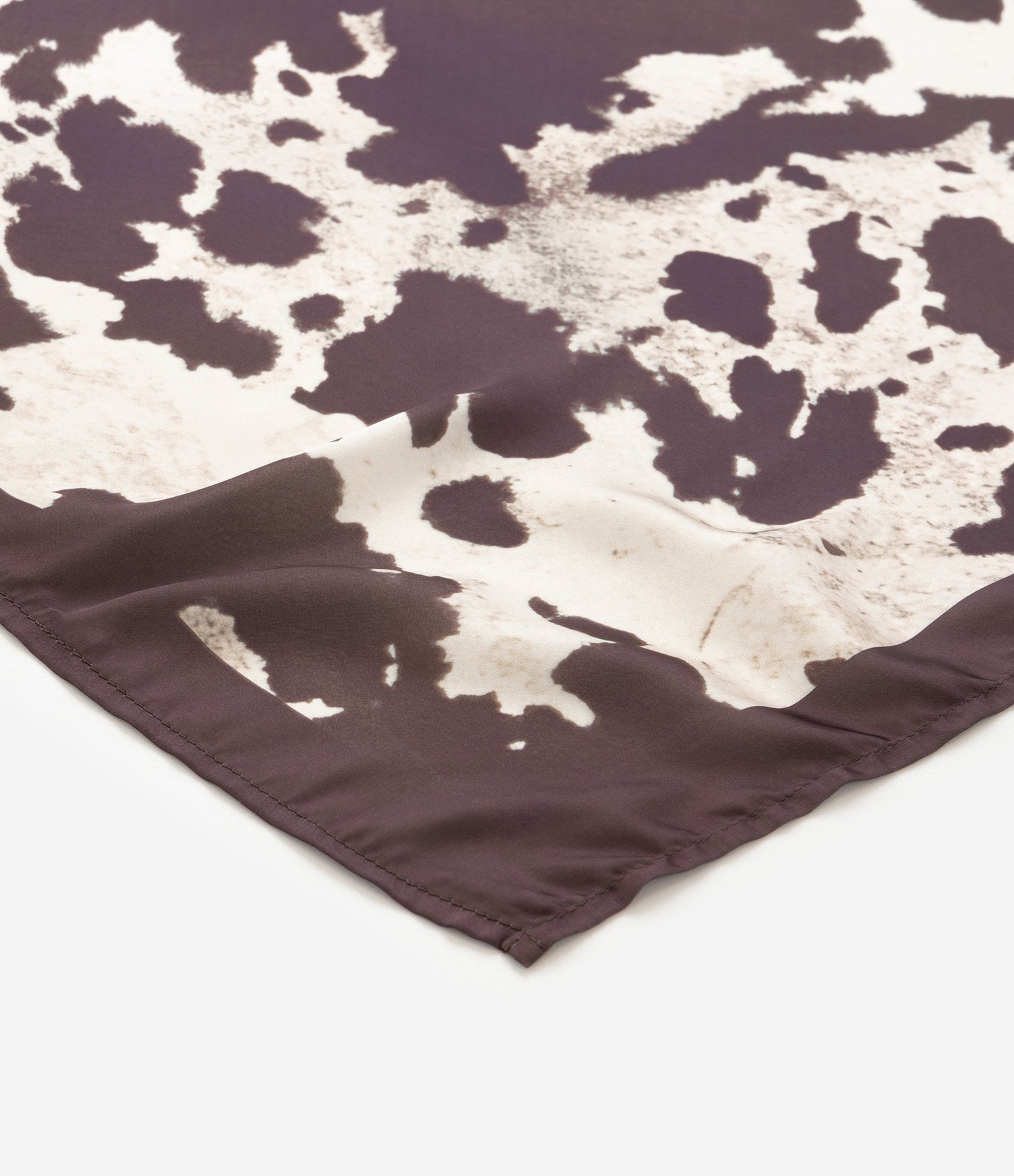 Lenço Retangular em Cetim com Estampa Animal Print Vaca Marrom 2