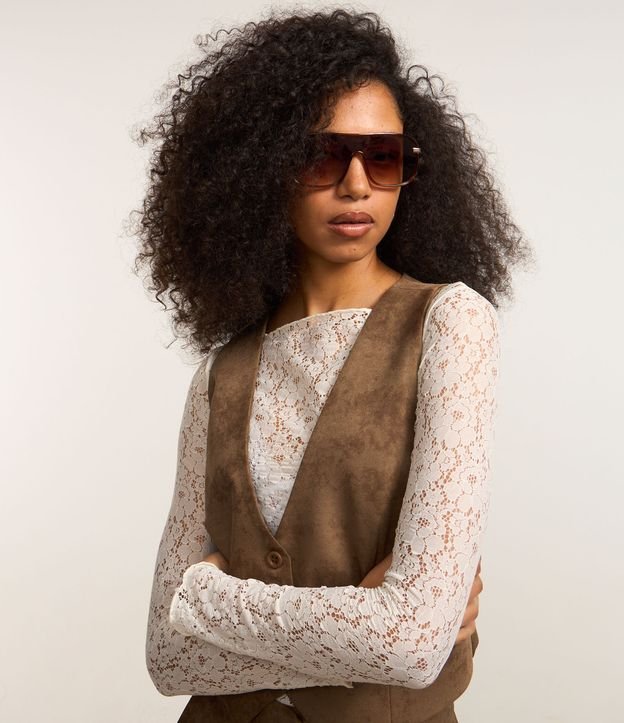 Blusa em Renda com Barra Assimétrica