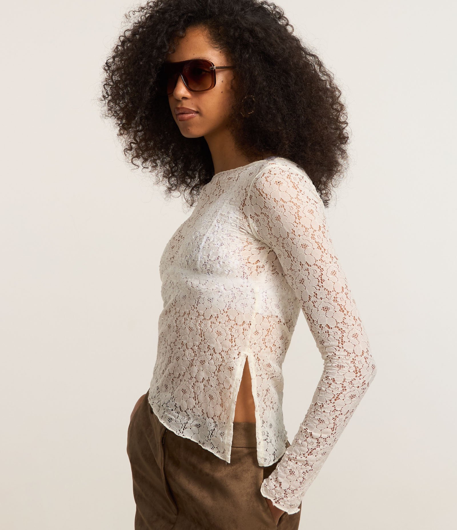 Blusa em Renda com Barra Assimétrica Off White 5