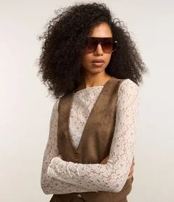 Blusa em Renda com Barra Assimétrica