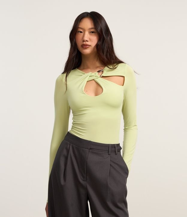 Blusa em Microfibra com Decote Diferenciado e Aviamento Frontal