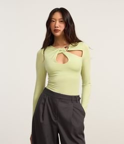 Blusa em Microfibra com Decote Diferenciado e Aviamento Frontal