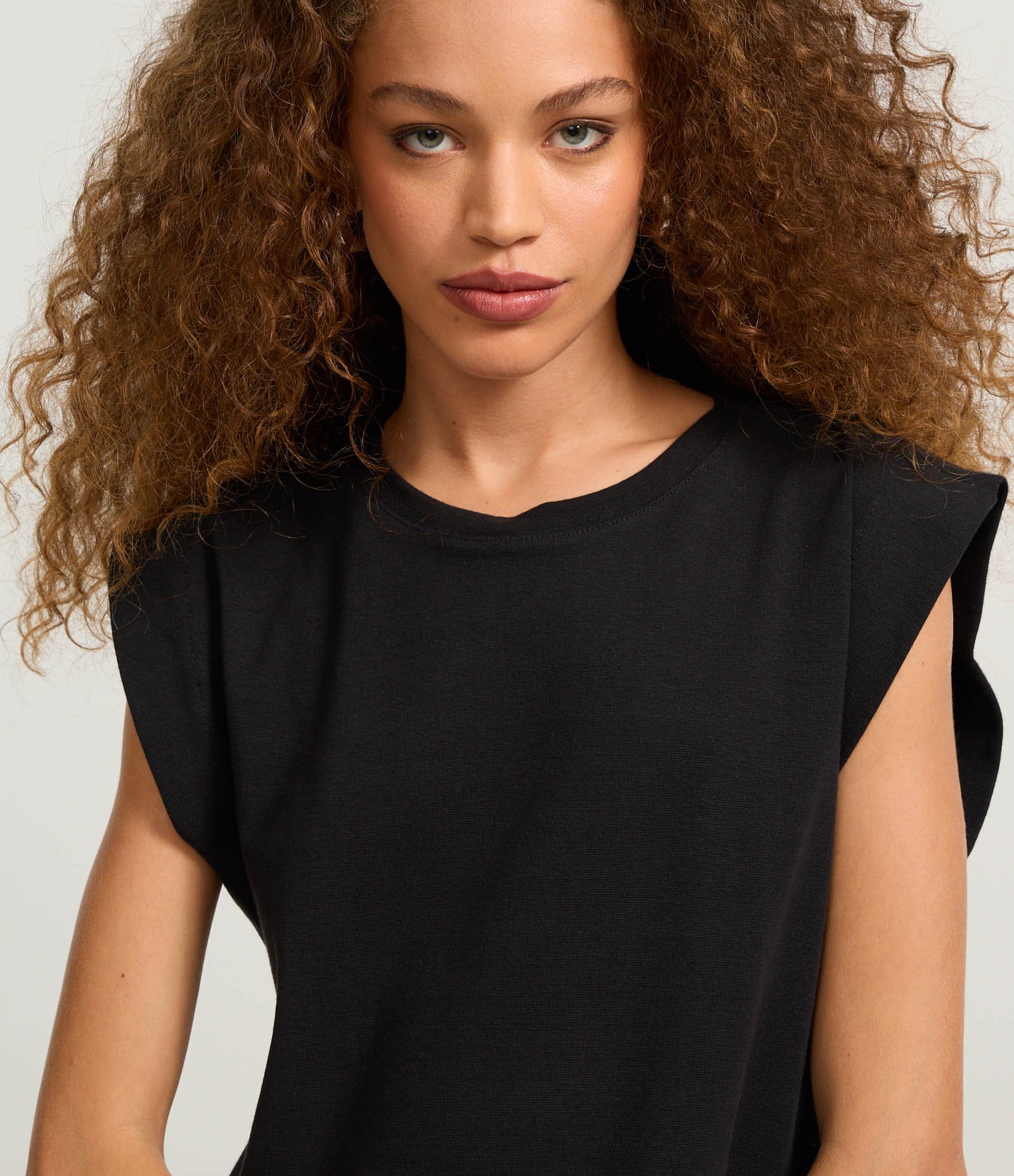 Blusa em Ribana sem Manga Ombreira Preto 3