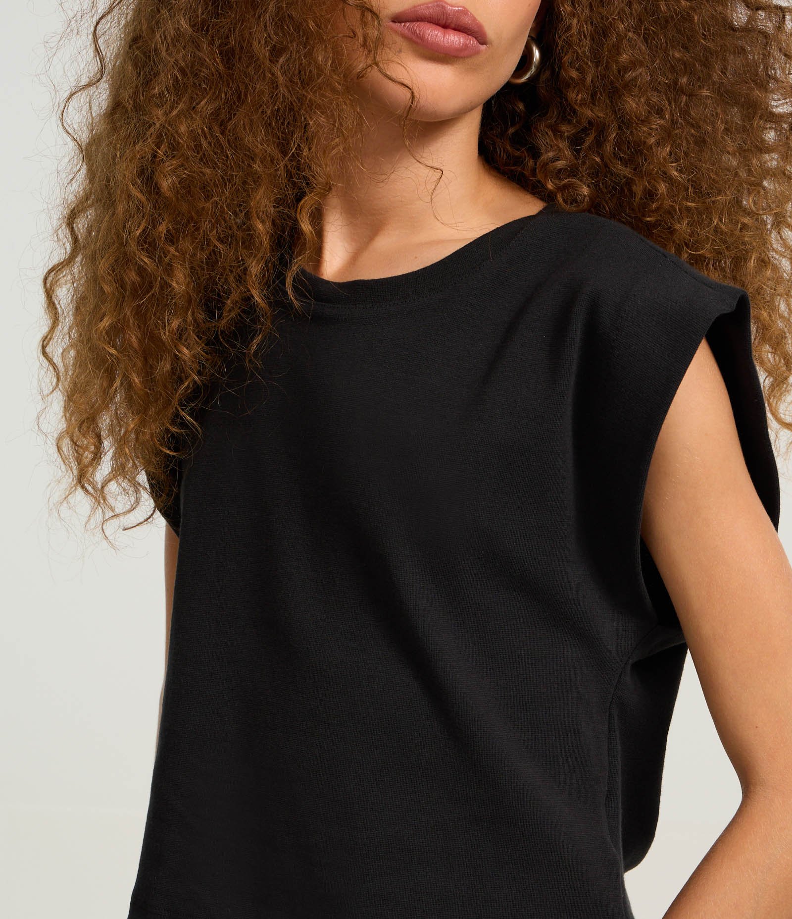 Blusa em Ribana sem Manga Ombreira Preto 4