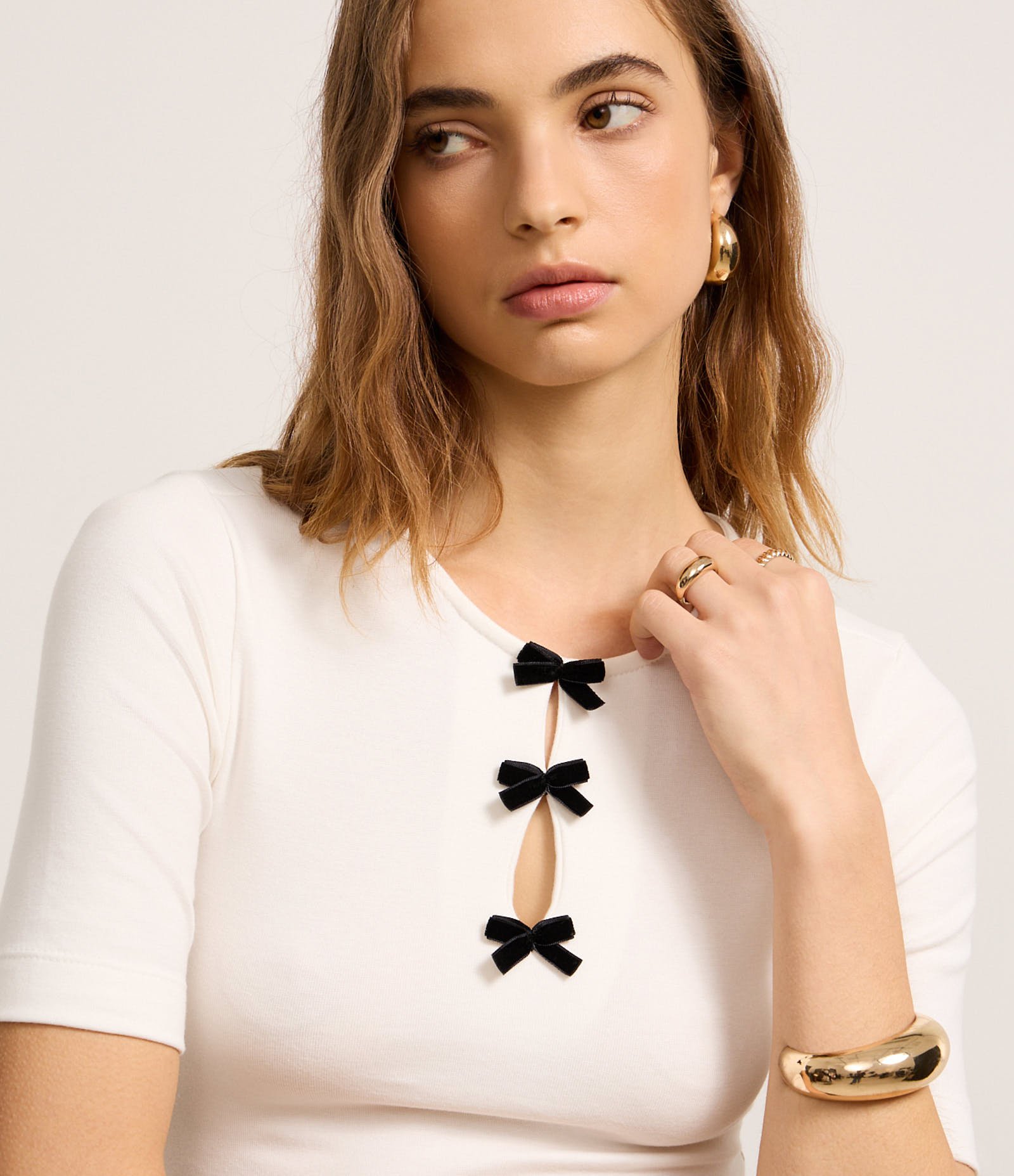 Blusa em Ribana com Laços de Veludo Branco 2