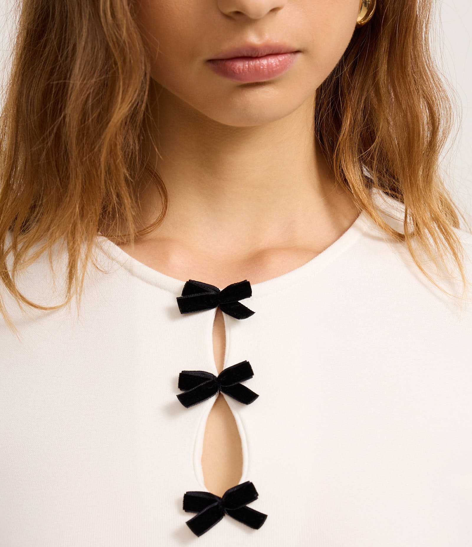 Blusa em Ribana com Laços de Veludo Branco 6