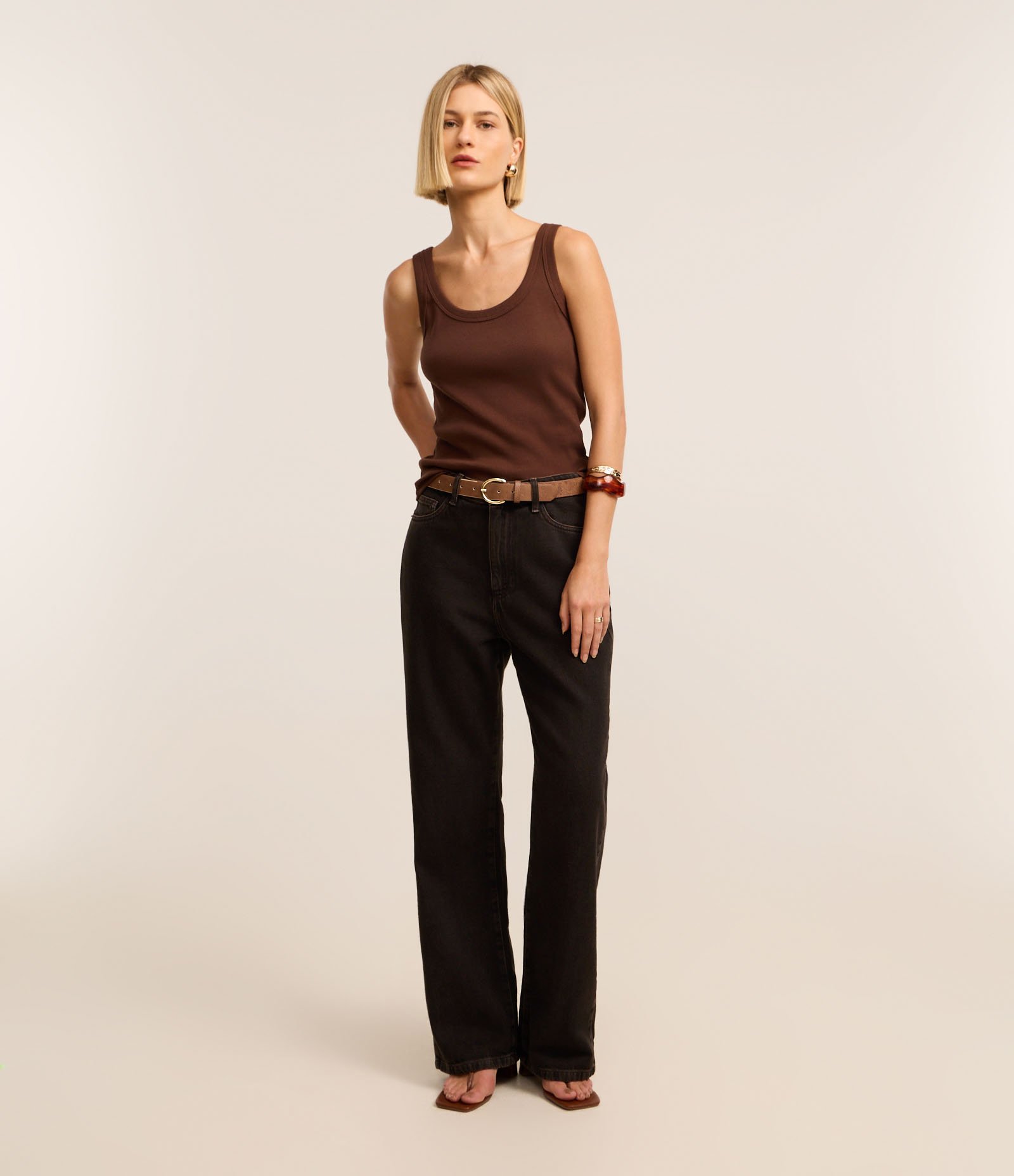 Blusa Regata em Ribana com Decote U Marrom 2