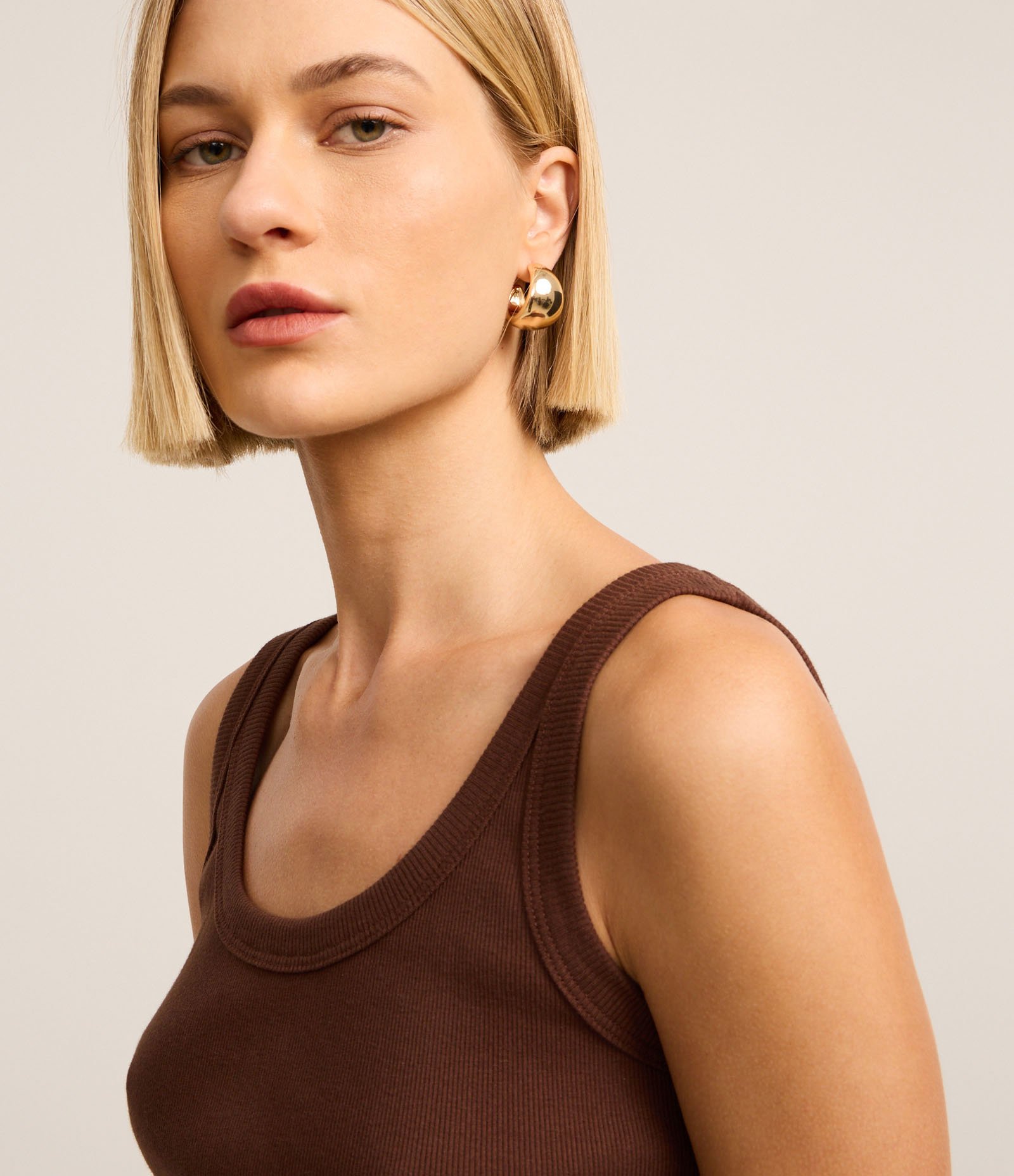 Blusa Regata em Ribana com Decote U Marrom 3