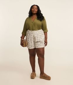 Short em Viscolinho com Estampa de Coqueiro Bicolor Curve & Plus Size