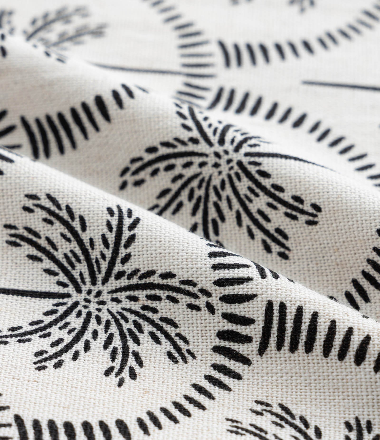 Blusa em Viscolinho com Coqueiros Bicolor Curve & Plus Size Preto/Branco 6