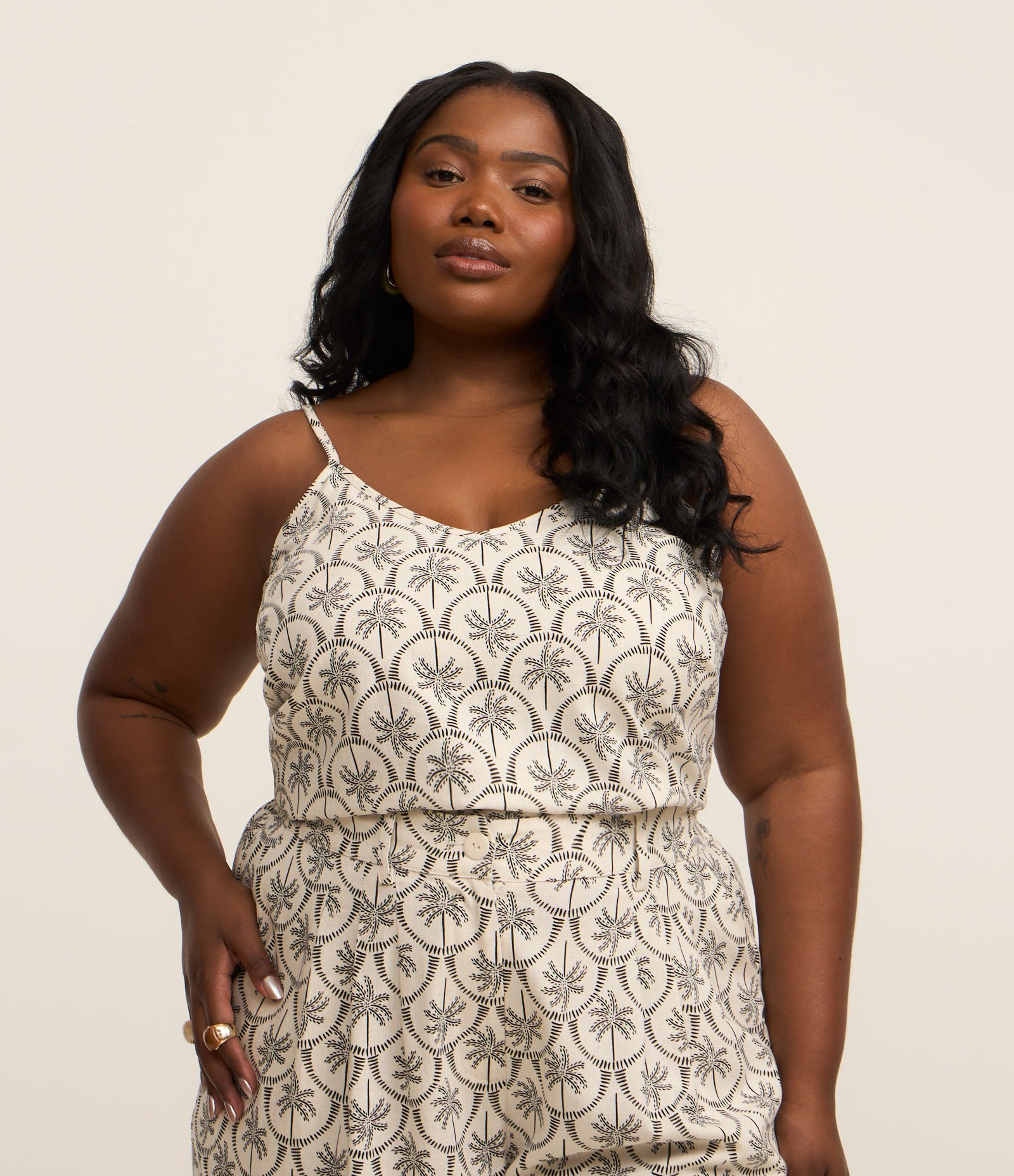 Blusa em Viscolinho com Coqueiros Bicolor Curve & Plus Size Preto/Branco 1