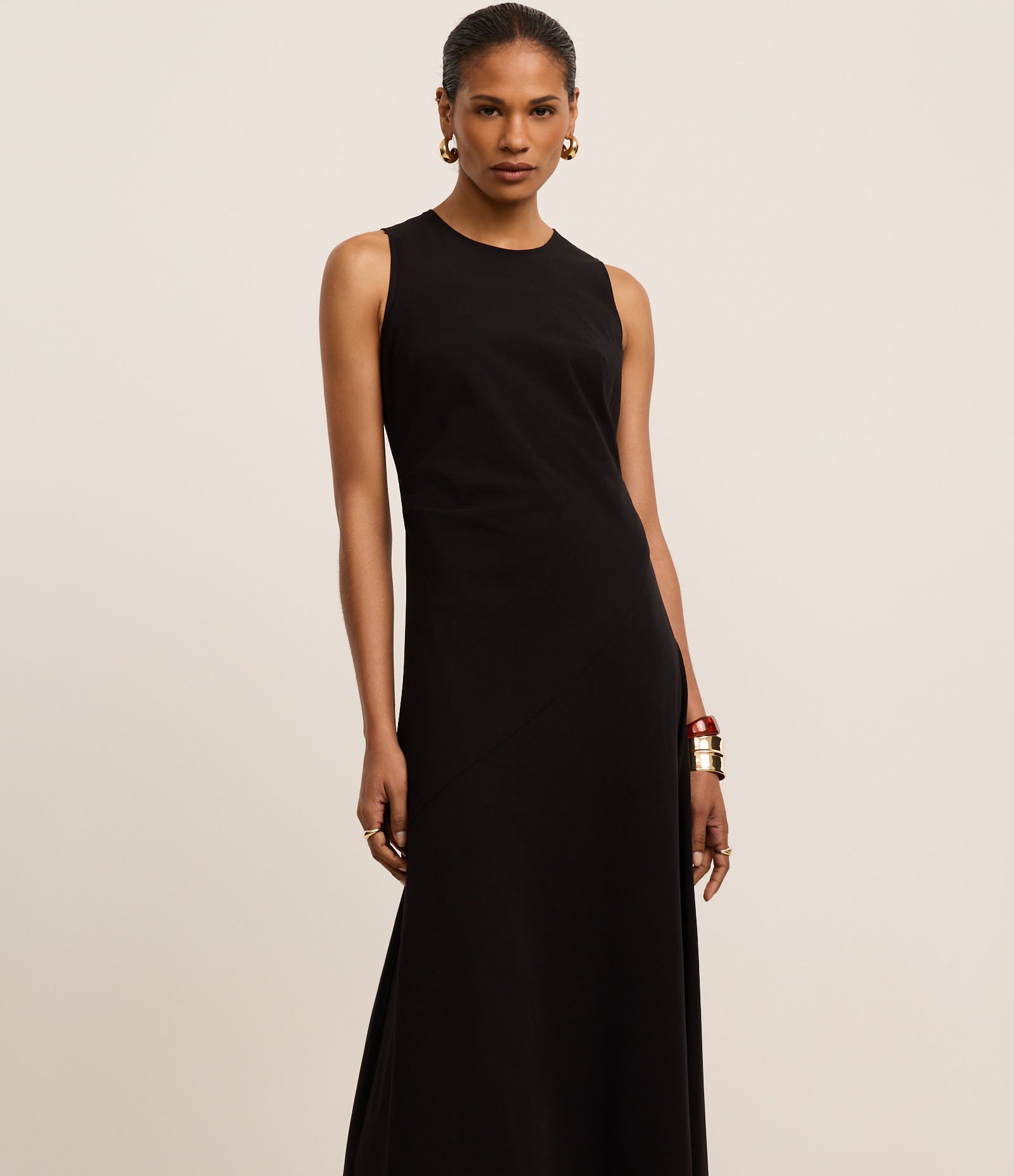 Vestido Evasê Longo em Bengaline com Franzidos e Pences Preto 1