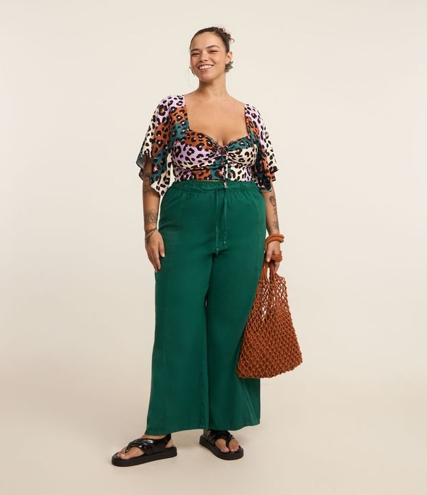 Calça Pantalona em Sarja com Recortes Curve & Plus Size
