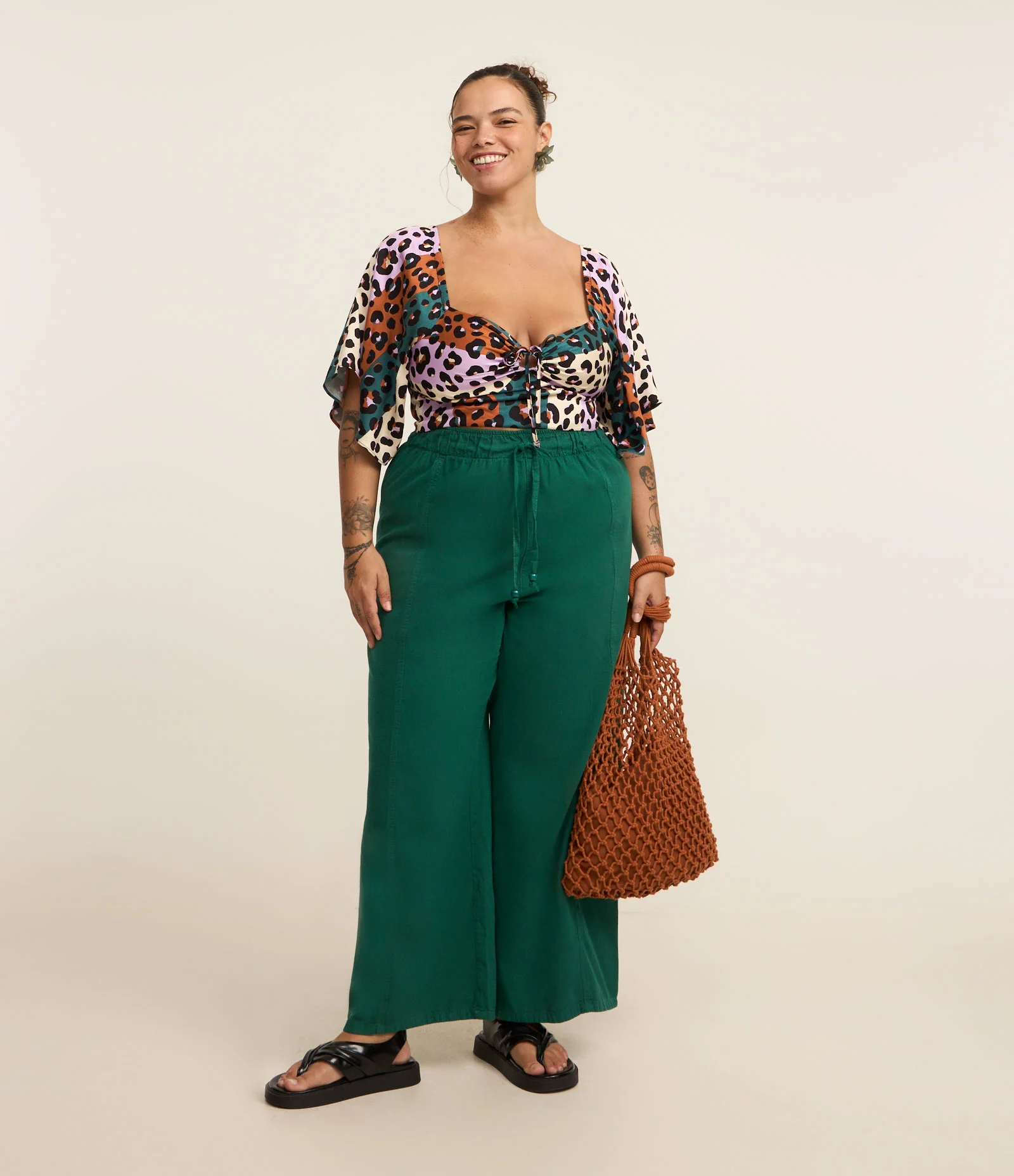 Calça Pantalona em Sarja Leve com Recortes Curve & Plus Size Verde 1
