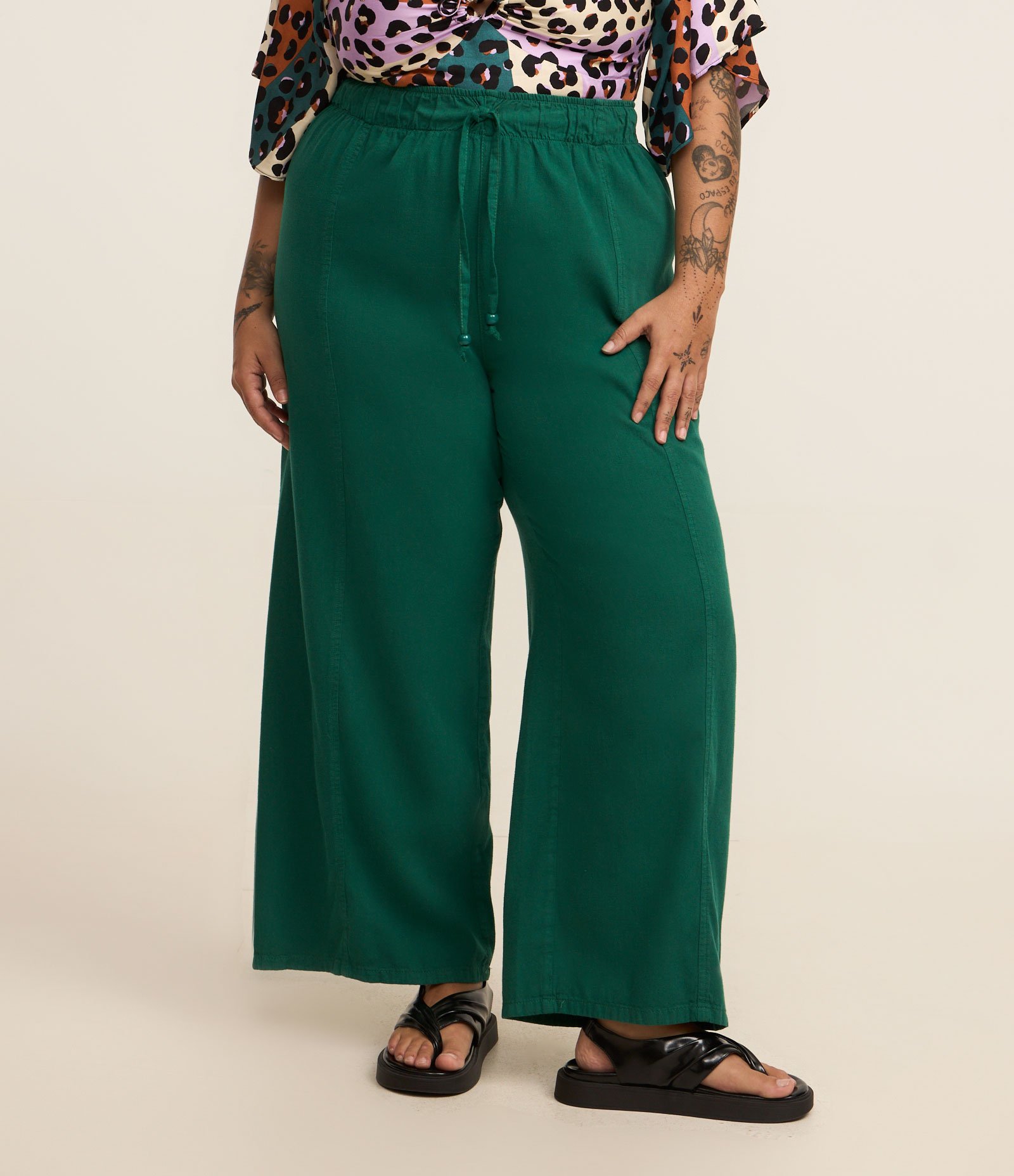 Calça Pantalona em Sarja Leve com Recortes Curve & Plus Size Verde 2