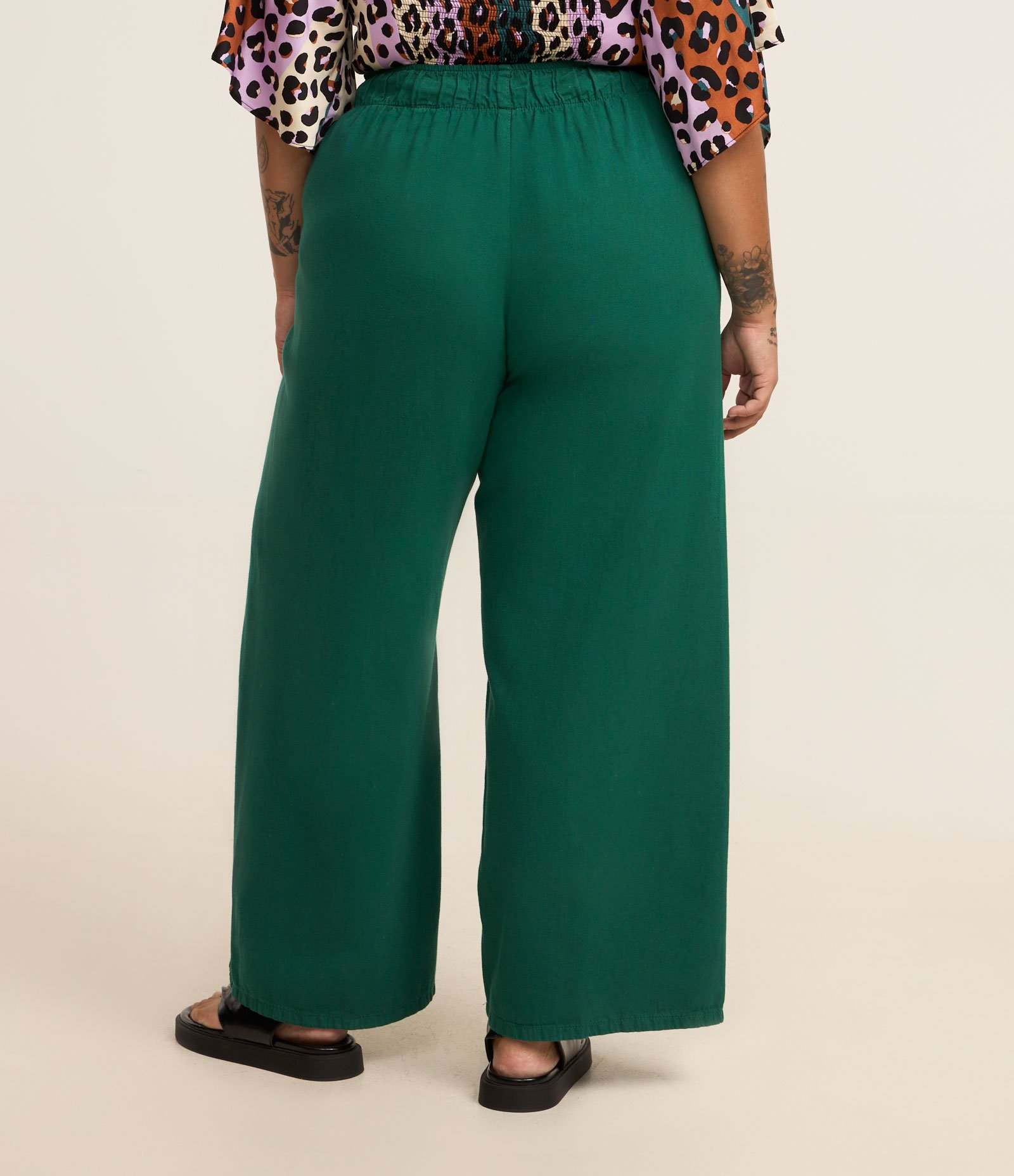 Calça Pantalona em Sarja Leve com Recortes Curve & Plus Size Verde 3