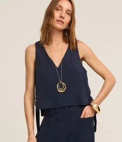 Blusa em Viscose com Alça Larga e Detalhe de Fivela na Lateral