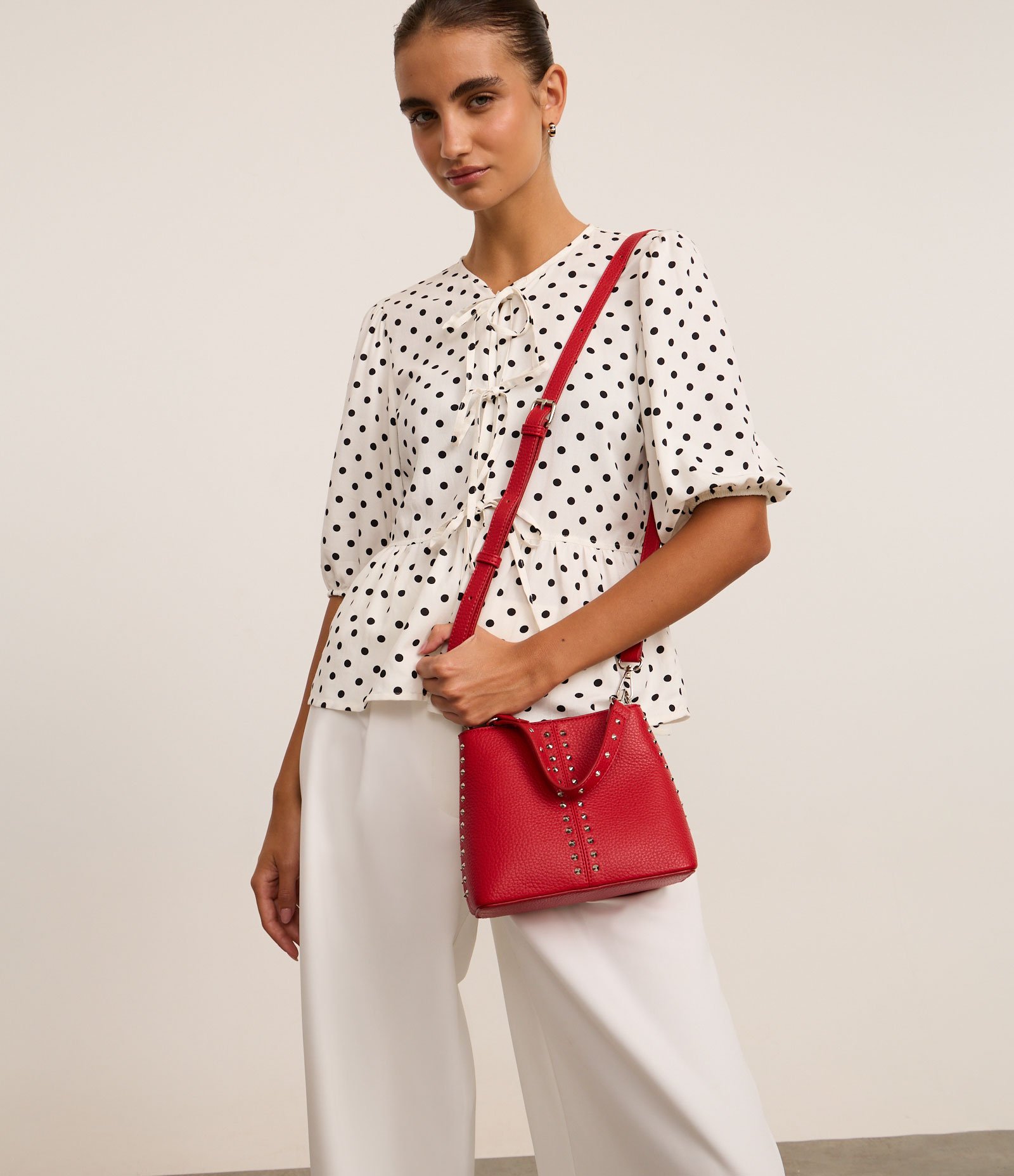 Bolsa Bucket Pequena com Detalhes de Spikes e Metais Vermelho 9