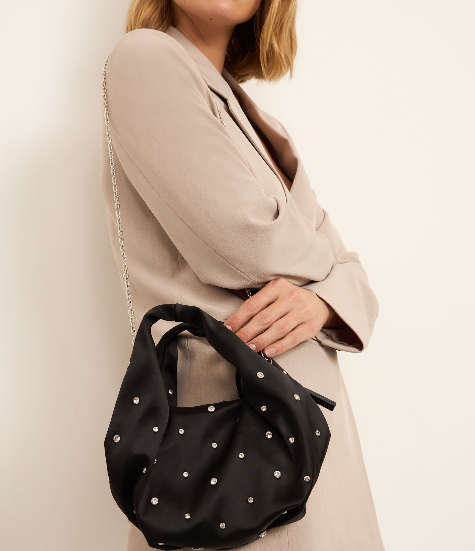 Bolsa Mini Hobo com Alça Corrente Transversal e Strass Preto 8