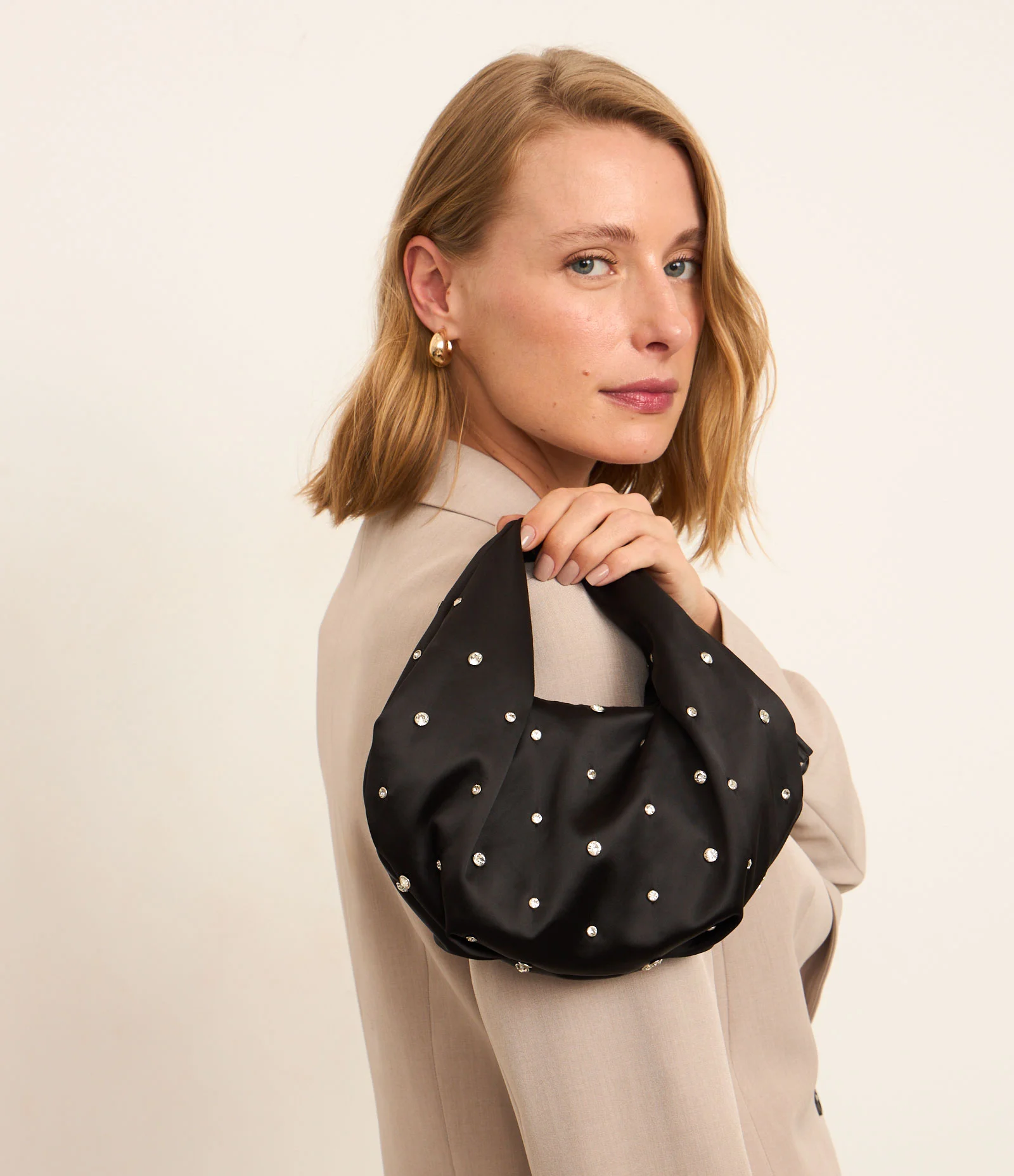 Bolsa Mini Hobo com Alça Corrente Transversal e Strass Preto 1