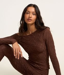 Blusa Texturizada com Barra Assimétrica e Frufru