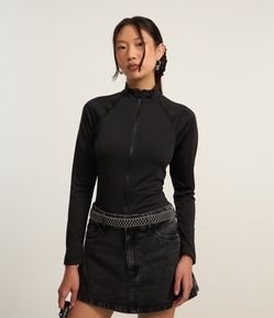 Blusa em Microfibra com Gola Longa e Zíper