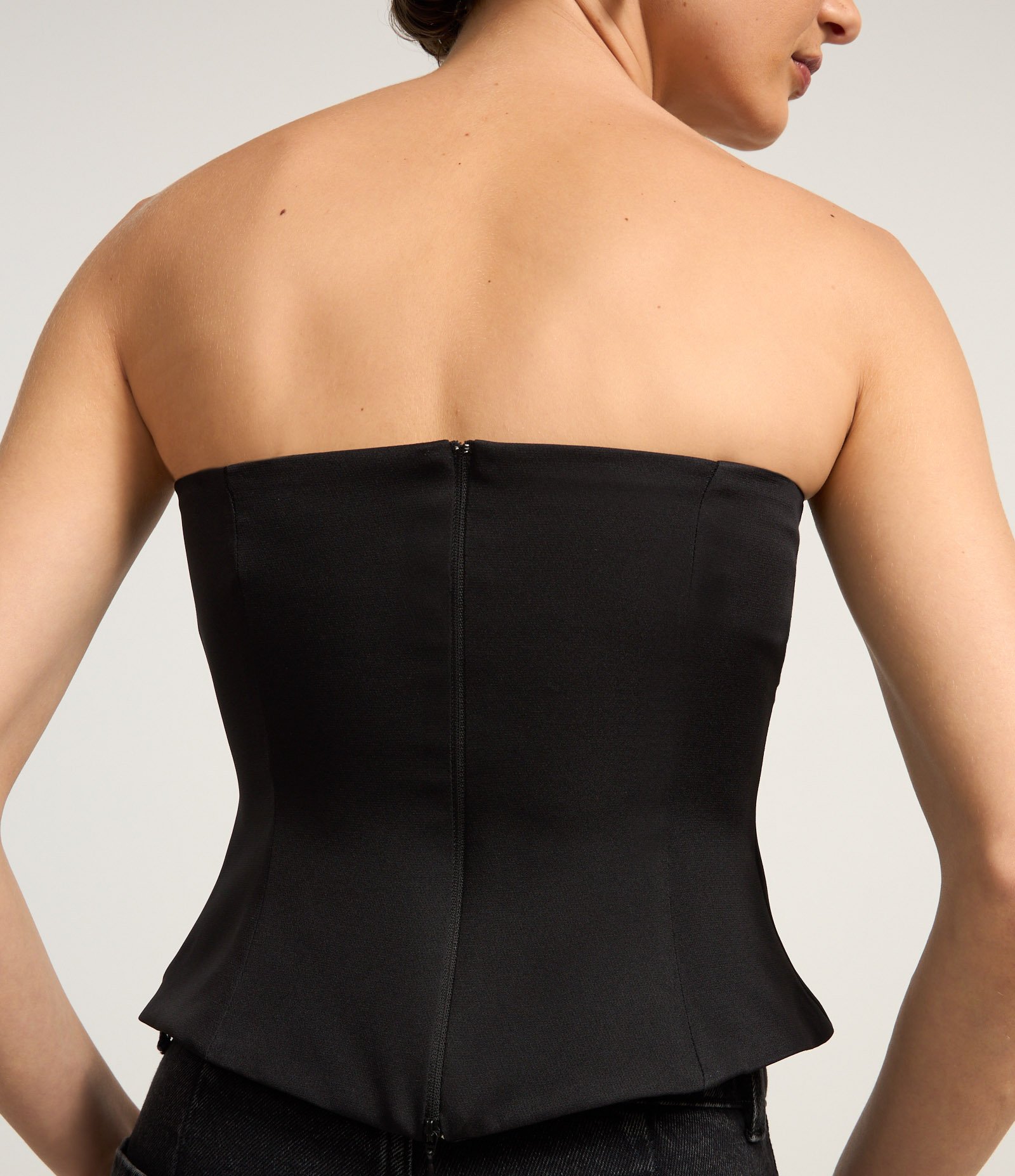 Blusa em Alfaiataria Tomara que Caia com Barra Evasê Preto 3