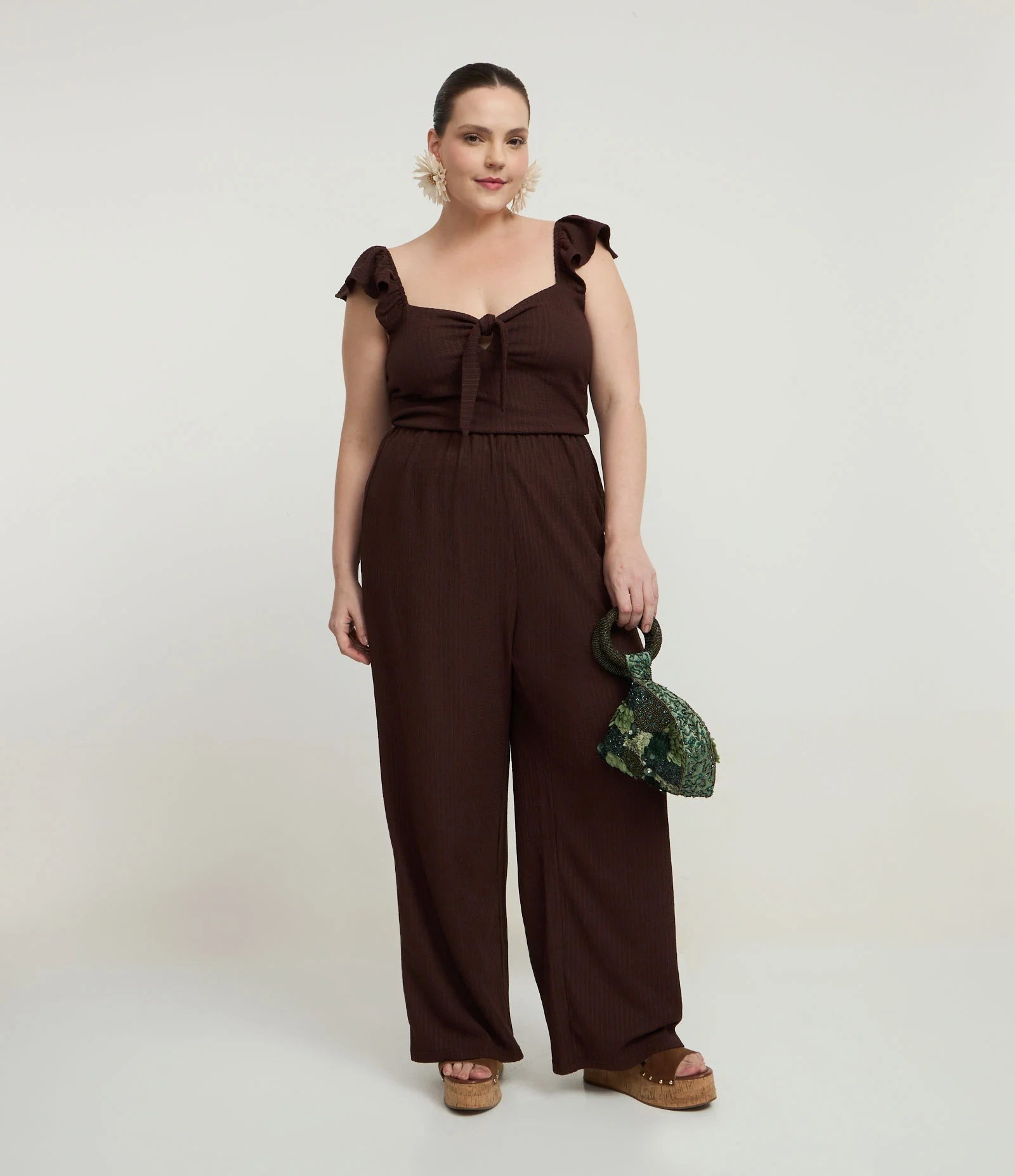 Calça Wide Texturizada em Anarruga Curve e Plus Size Marrom 1