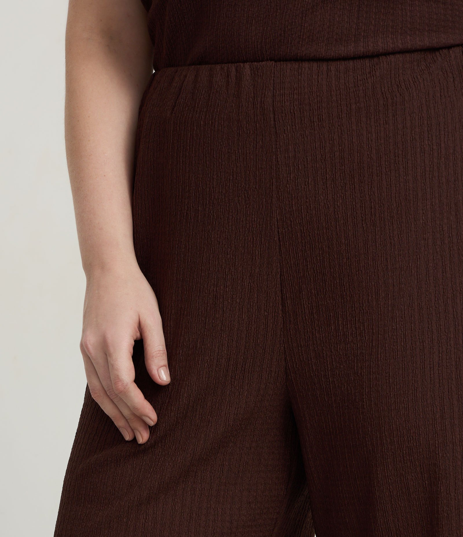 Calça Wide Texturizada em Anarruga Curve e Plus Size Marrom 3