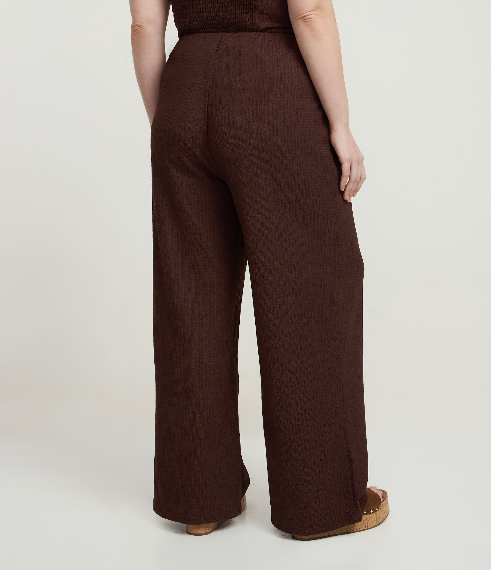 Calça Wide Texturizada em Anarruga Curve e Plus Size Marrom 4