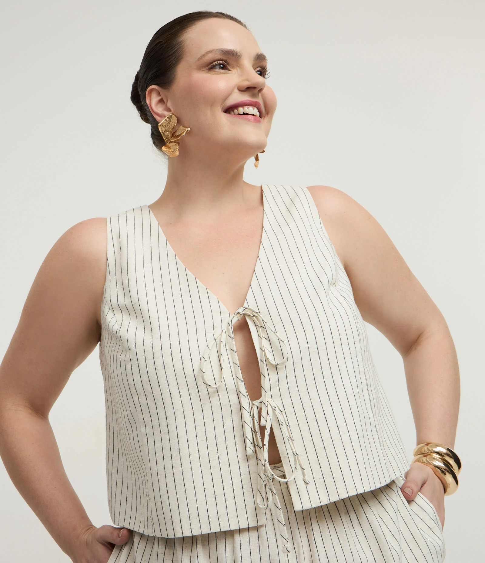Blusa Colete em Viscolinho Listrado com Amarrações Frontais Curve & Plus Size Off White 1