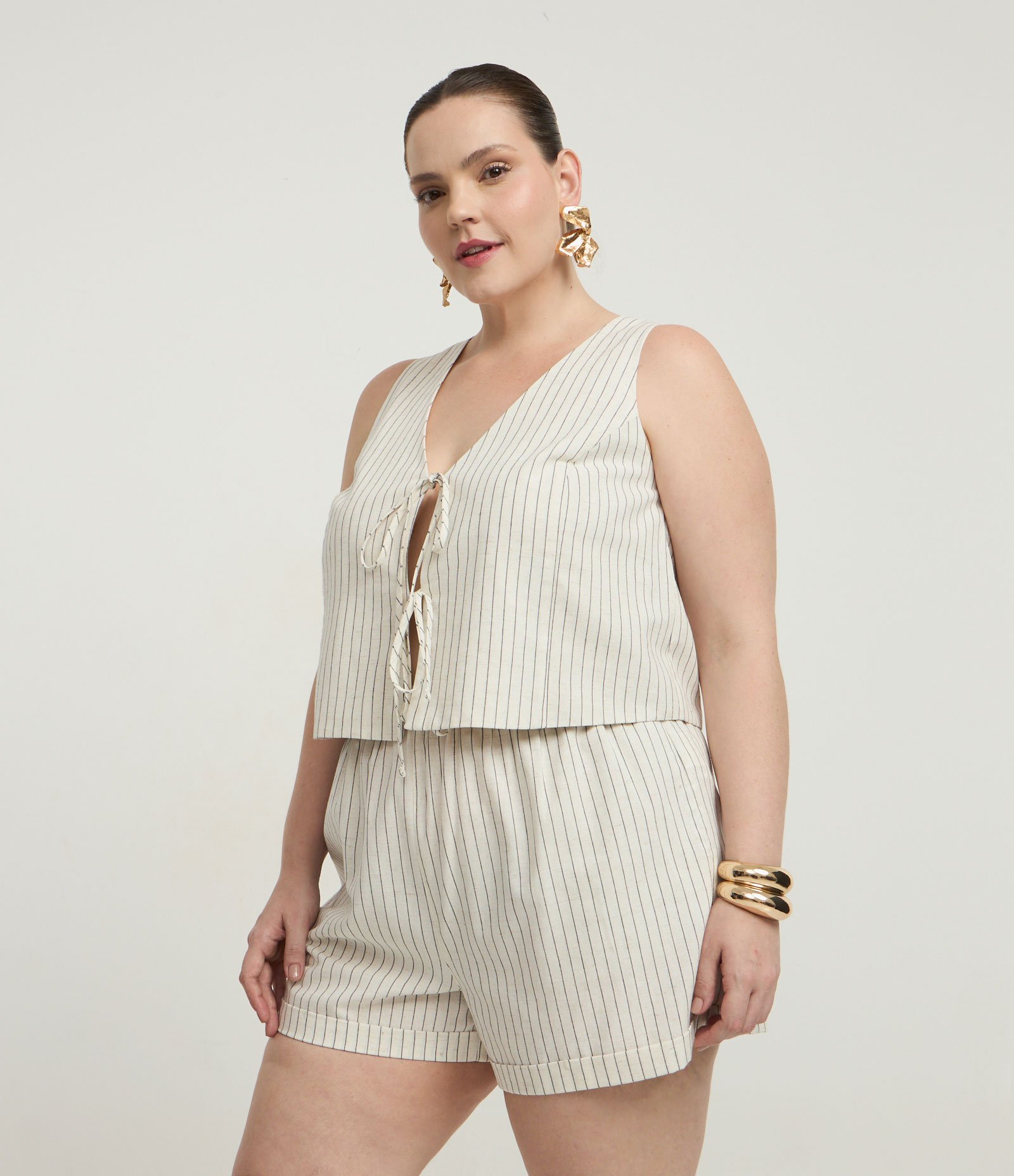 Short em Viscolinho Listrado com Amarração na Cintura e Bolsos Curve & Plus Size Off White 1