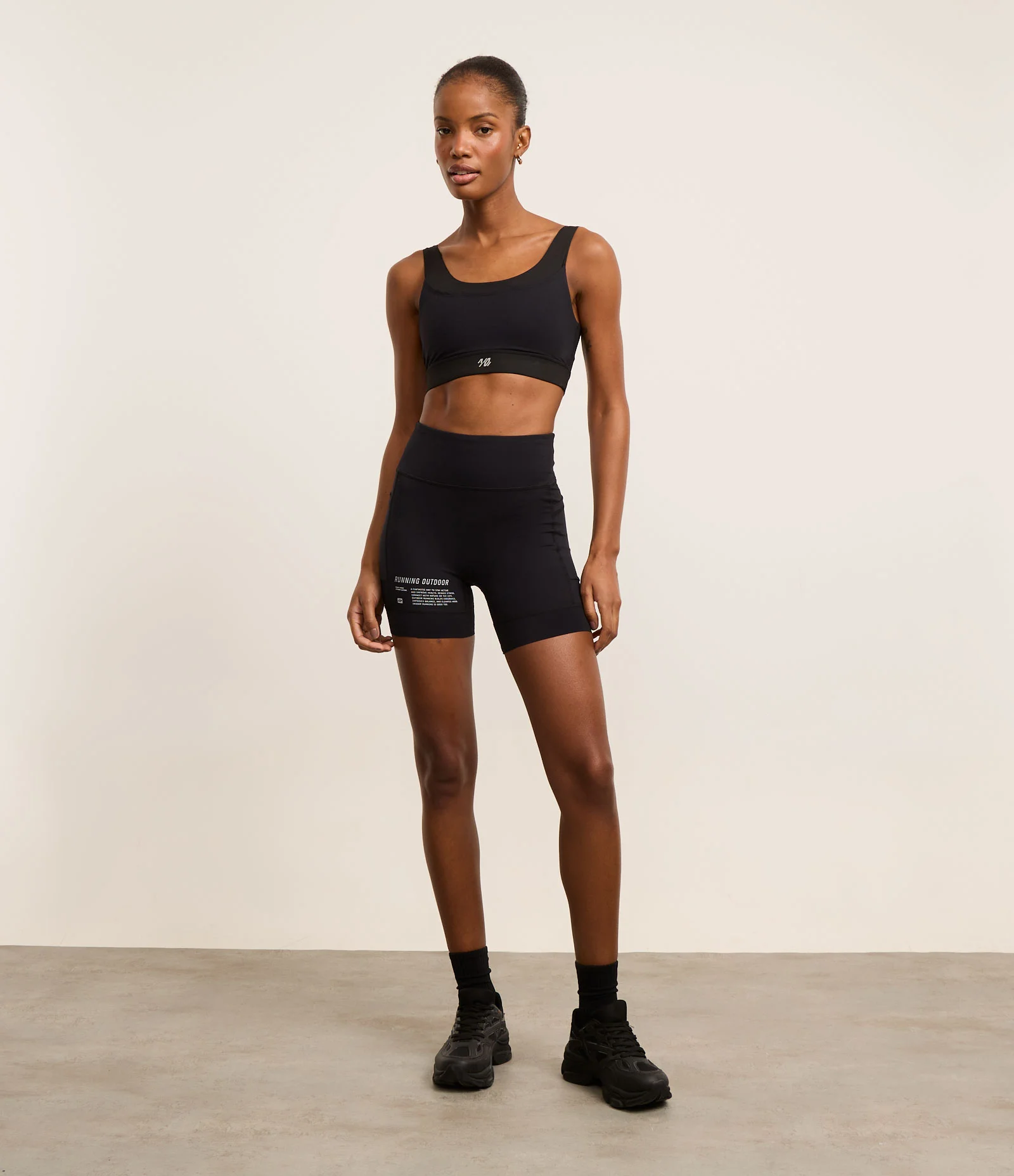 Top Esportivo Corrida com Bolso Frontal e Porta Camiseta nas Costas Preto 2