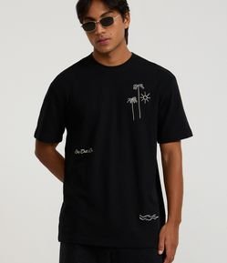 Camiseta Relaxed com Textura e Estampa Bordada de Coqueiros e Sol