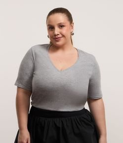 Blusa Básica em Algodão com Gola V Curve & Plus Size