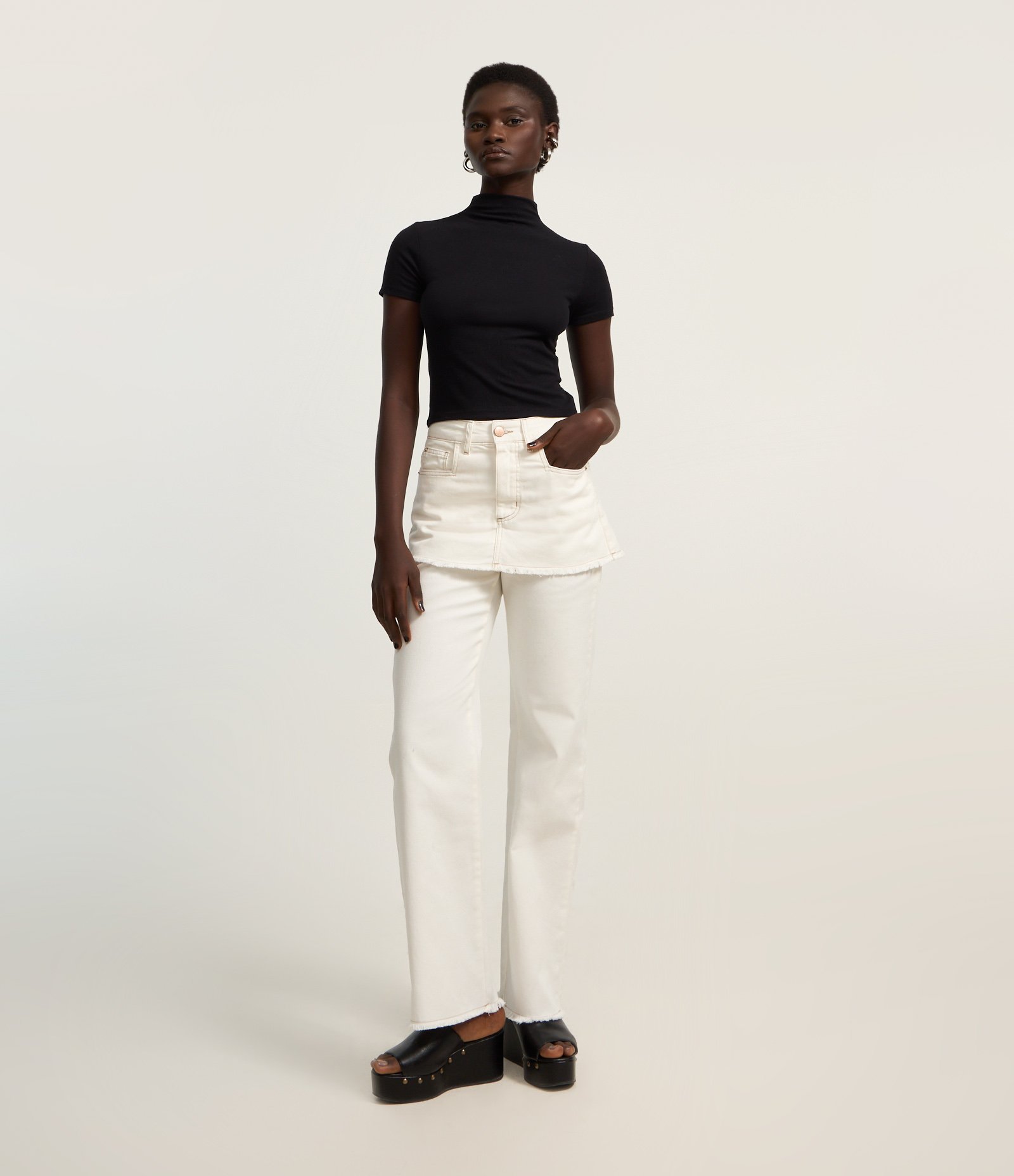 Calça Reta em Sarja com Saia Sobreposta e Barra Desfeita Branco 1