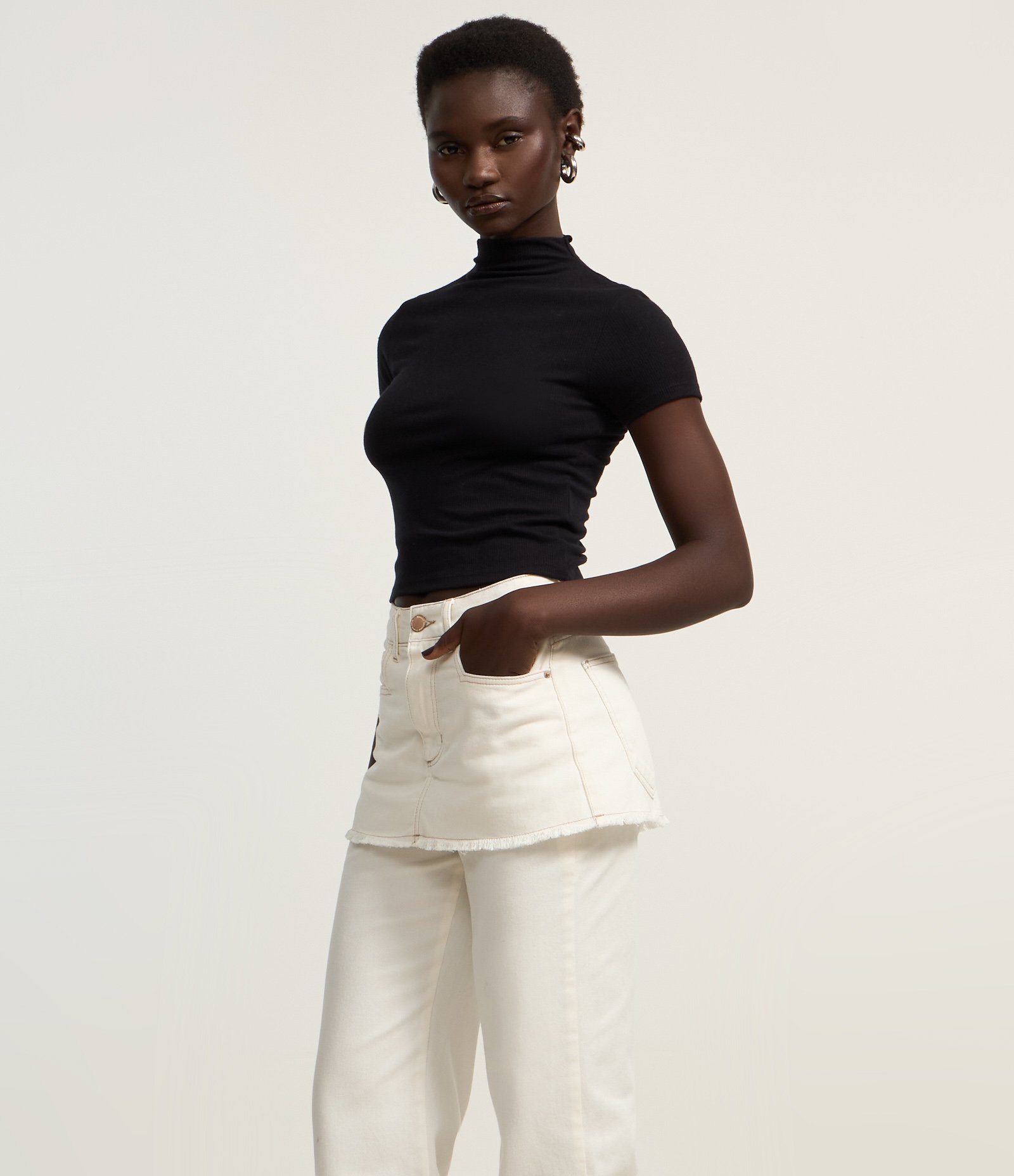 Calça Reta em Sarja com Saia Sobreposta e Barra Desfeita Branco 2