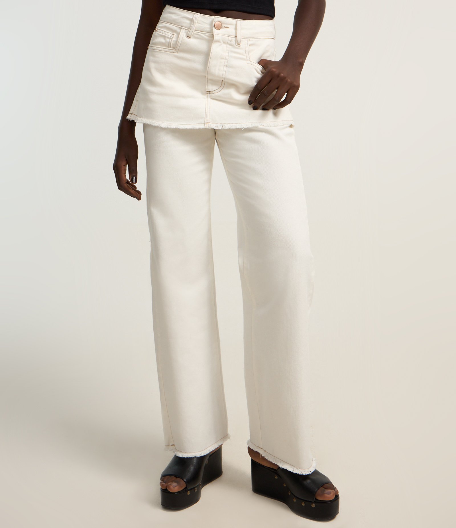 Calça Reta em Sarja com Saia Sobreposta e Barra Desfeita Branco 3